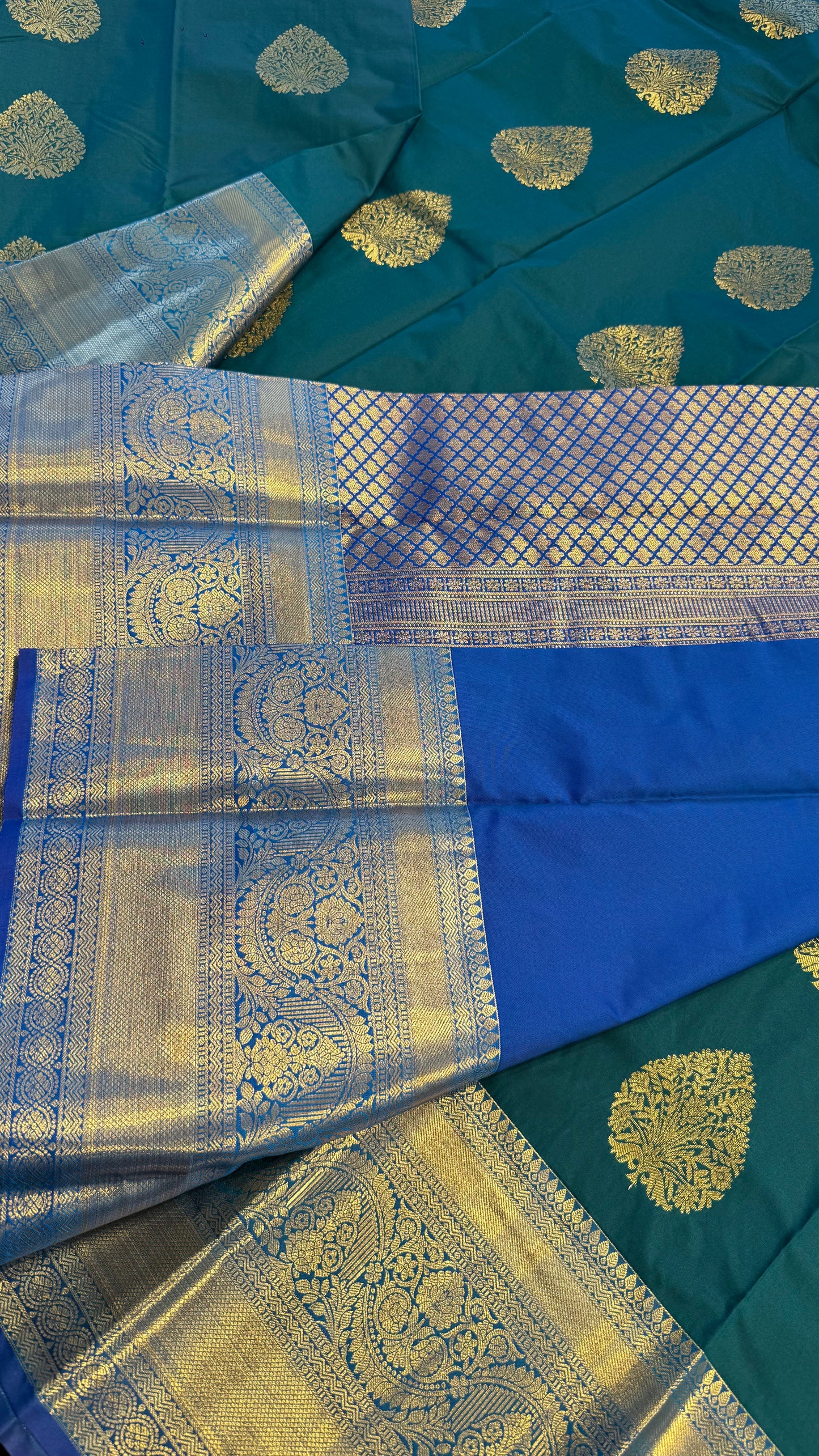 DUAL TONE GREEN WITH CONTRAST ROYAL BLUE SILK KANICHIPURAM SILK SAREE (SSKS52)
