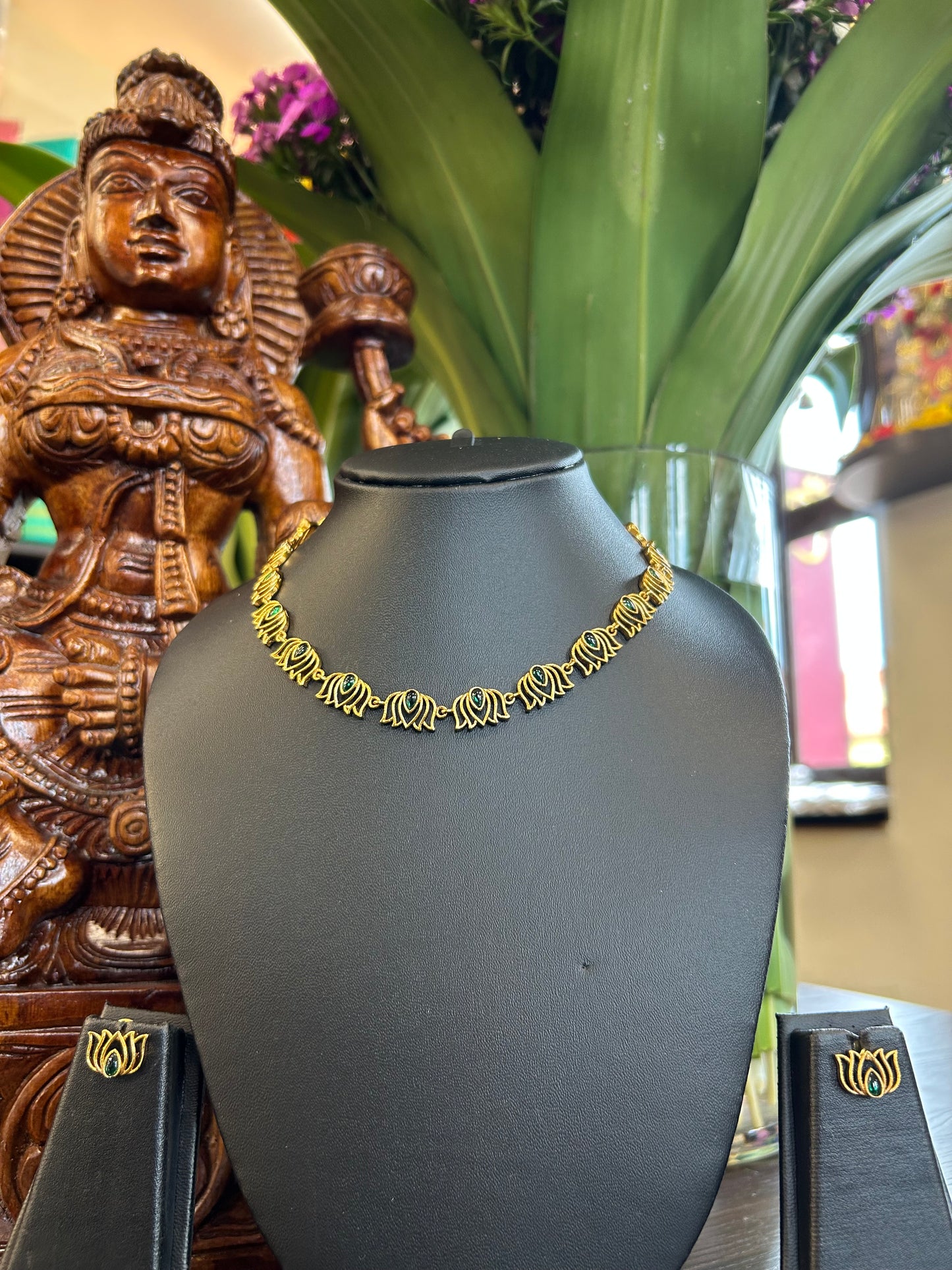Single Layer Lotus Motif Necklace Set With Green Stone