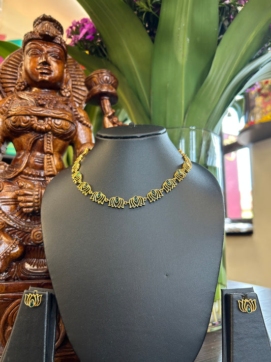 Single Layer Lotus Motif Necklace Set With Green Stone