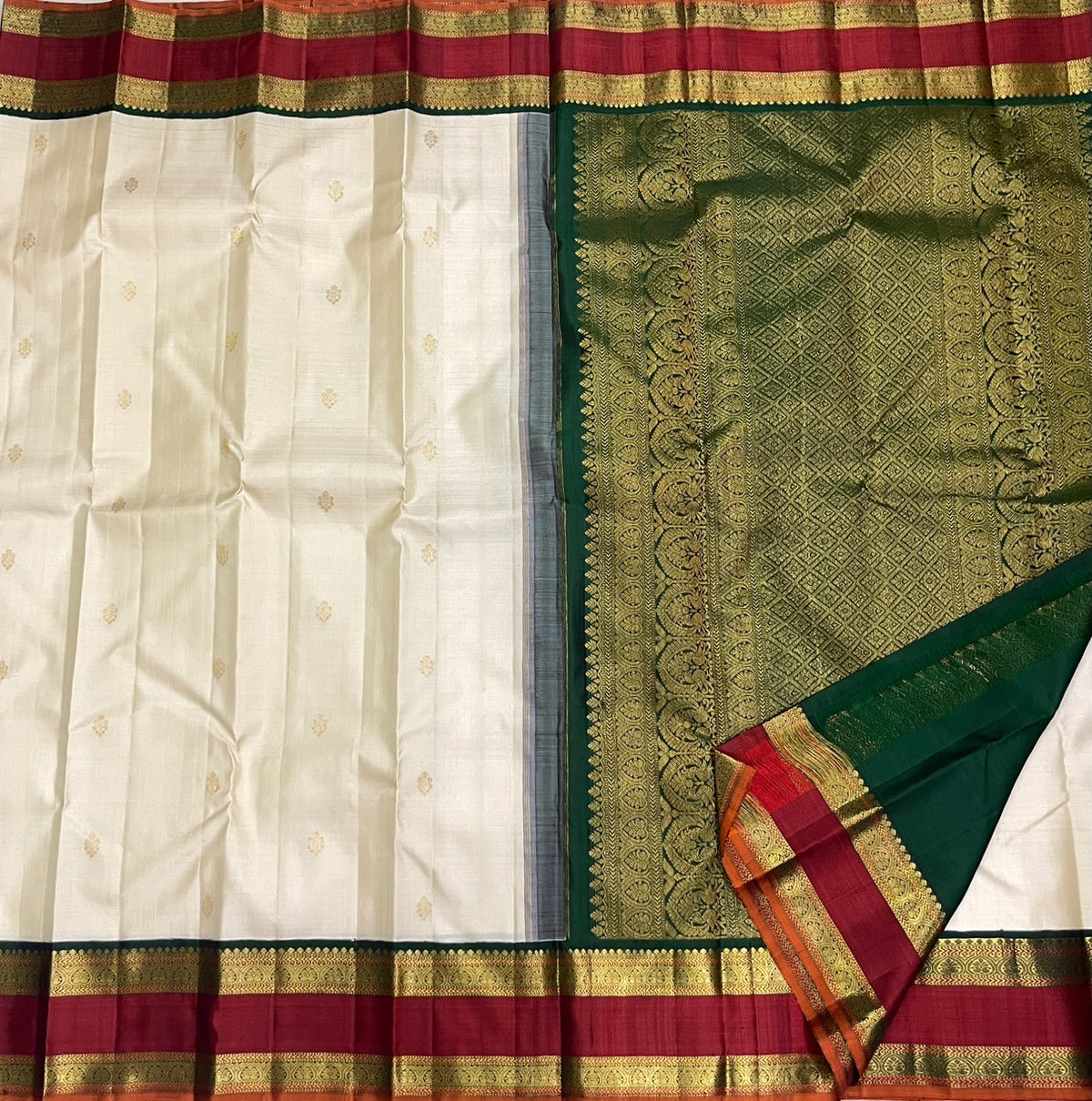 SOFT IVORY CREAM WITH RETTA PETTA DARK GREEN & MAROON TRADITIONAL BORDER PURE KANCHIPURAM HANDLOOM SILK SAREE KSC 02