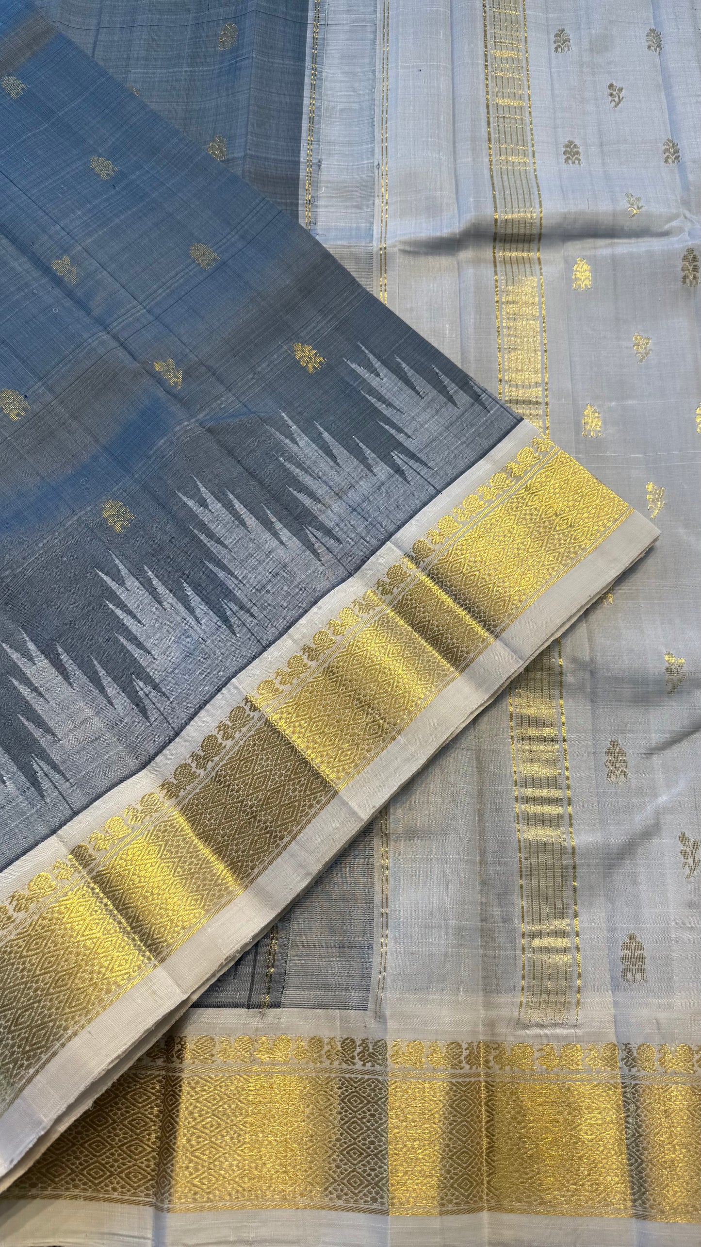 GREY WITH CONTRAST WHITE PURE HANDLOOM KANCHIPURAM SINGLE SIDE BORDER SILK SAREE (KSSB26)