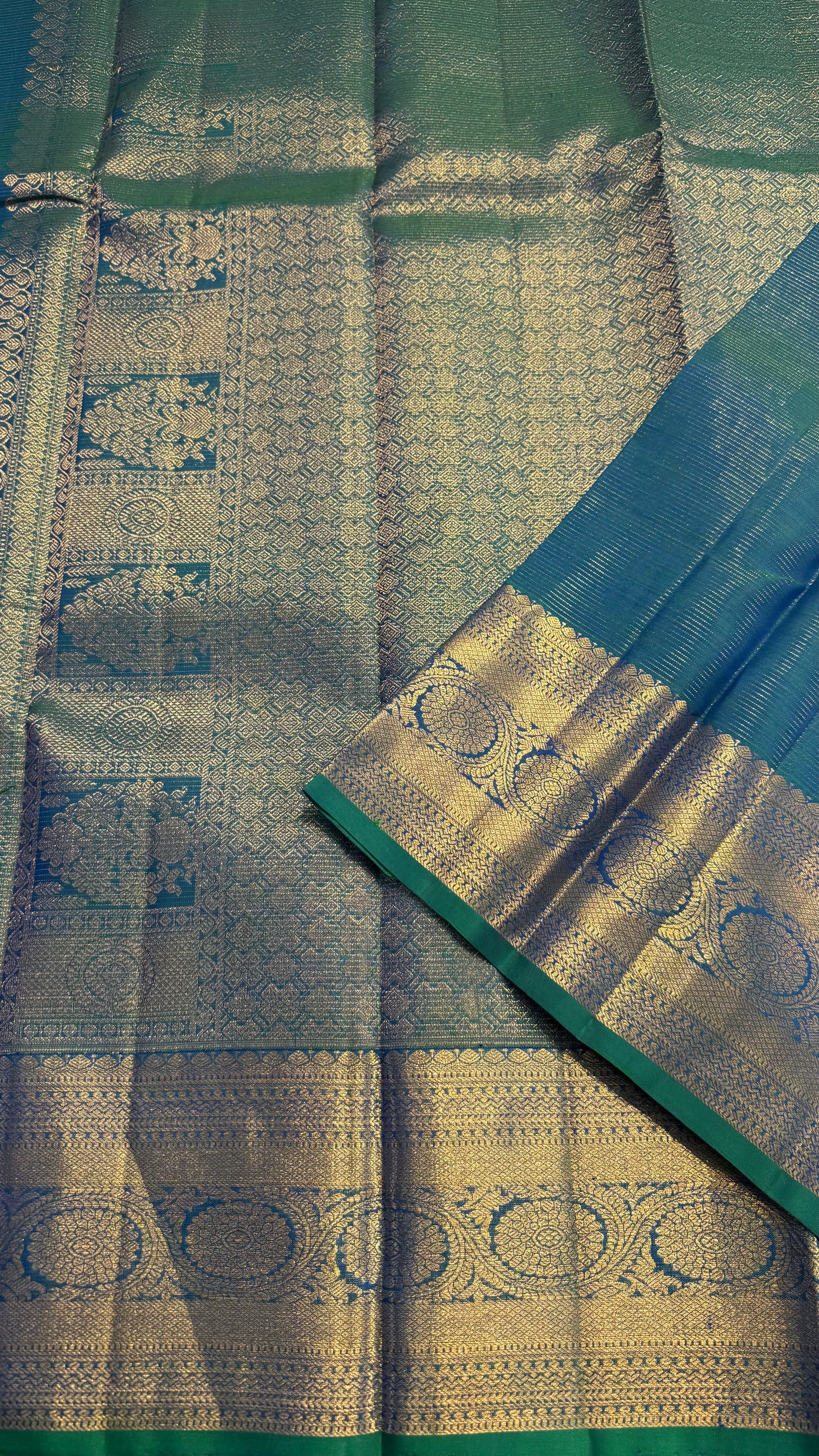 LIGHT DUAL TONE GREEN SMALL KATTAM GOLD ZARI HANDLOOM KANICHIPURAM SILK SAREE (KSS254)