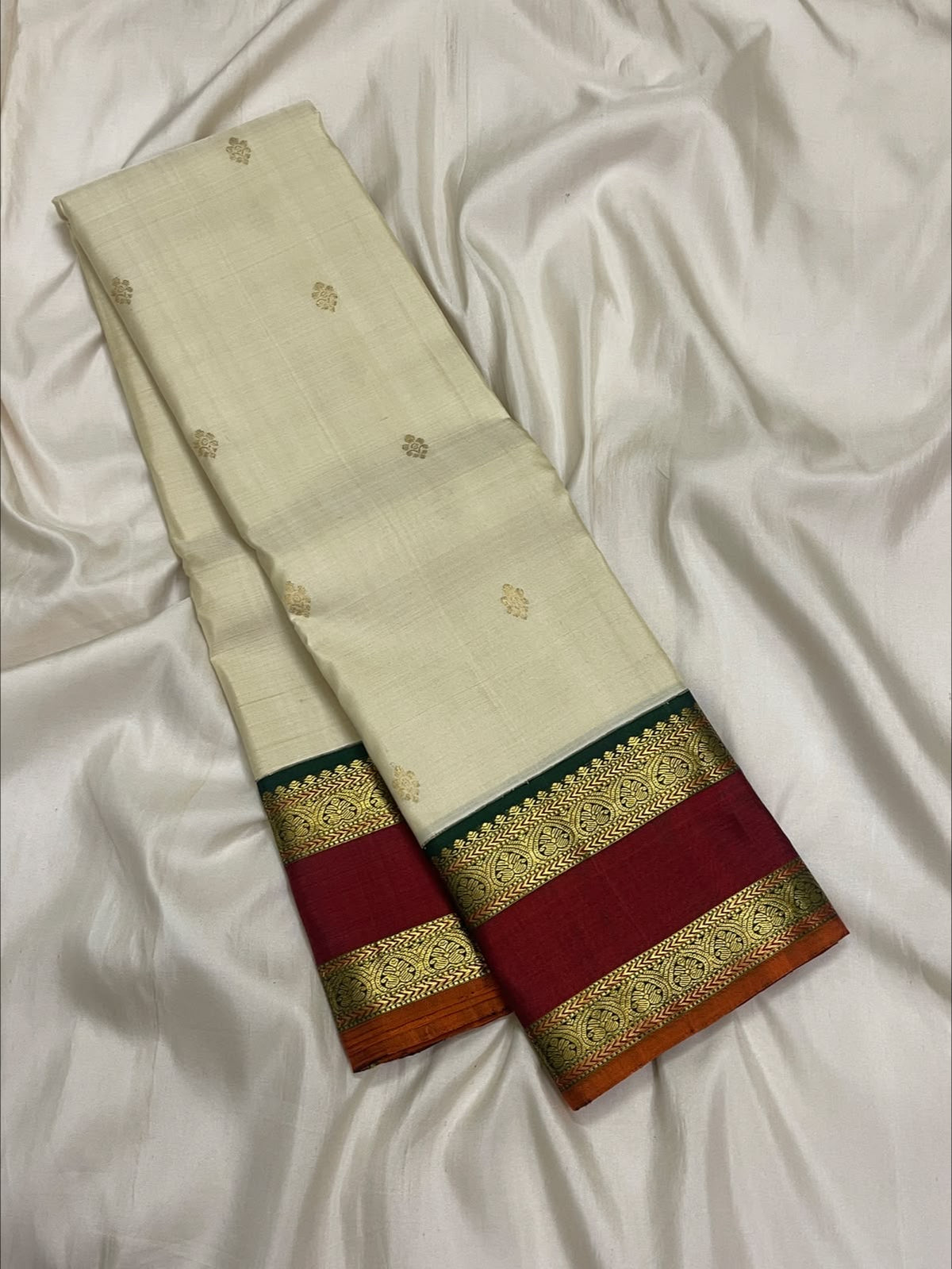 SOFT IVORY CREAM WITH RETTA PETTA DARK GREEN & MAROON TRADITIONAL BORDER PURE KANCHIPURAM HANDLOOM SILK SAREE KSC 02