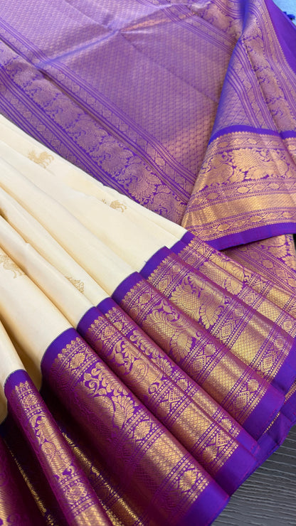 OFF WHITE CONTRAST VADAMALLI PURPLE HANDLOOM PURE KANICHIPURAM SILK SAREE (KSS224)