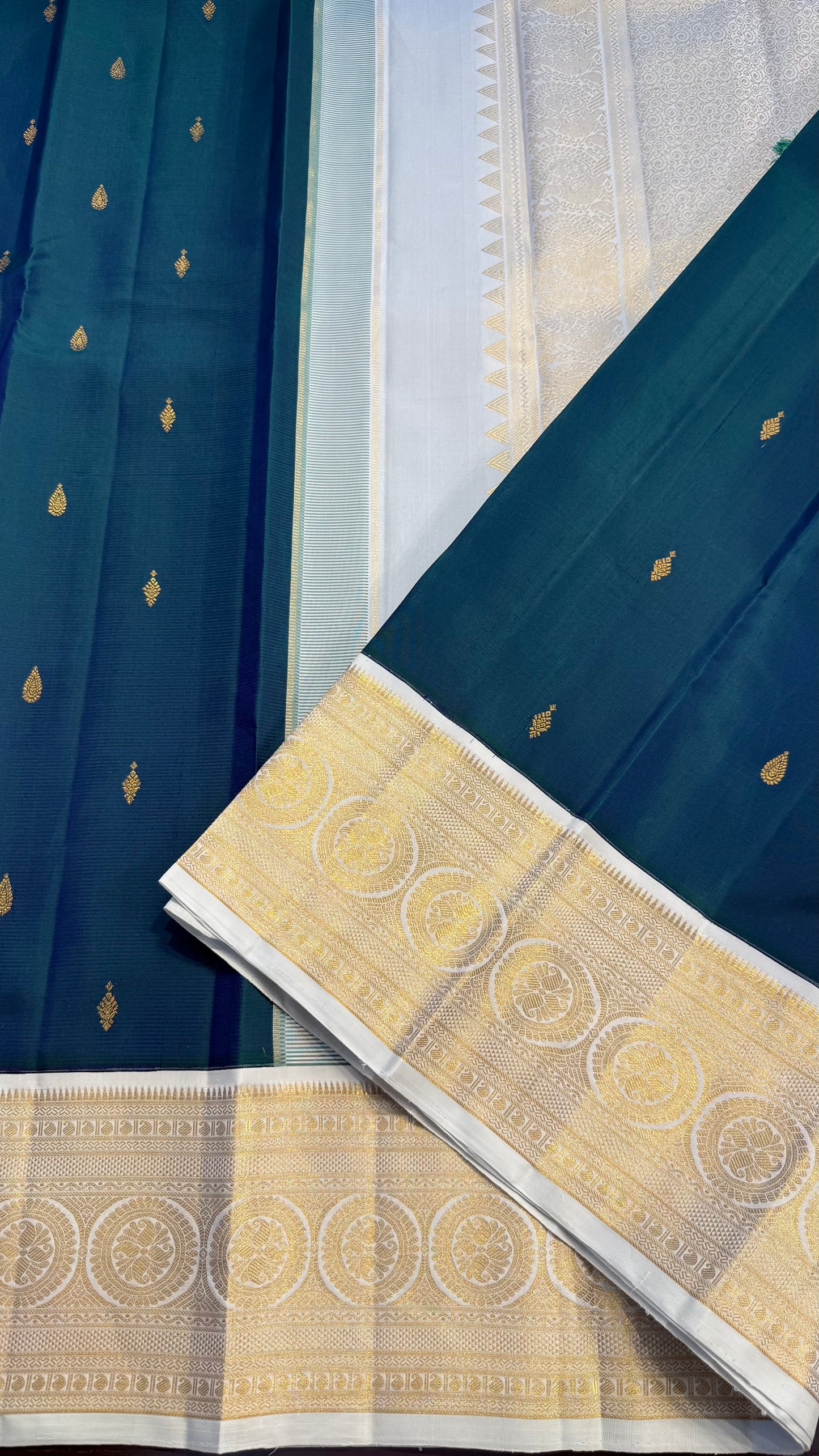 PEACOCK GREEN WITH CONTRAST WHITE GOLD ZARI HANDLOOM KANCHIPURAM SILK SAREE (KSS292)
