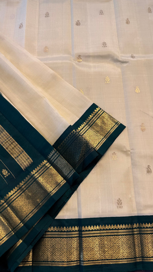 CREAM WITH CONTRAST GREEN PURE HANDLOOM KANCHIPURAM SINGLE SIDE BORDER SILK SAREE (KSSB06)