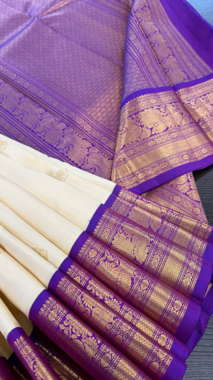 OFF WHITE CONTRAST VADAMALLI PURPLE HANDLOOM PURE KANICHIPURAM SILK SAREE (KSS224)
