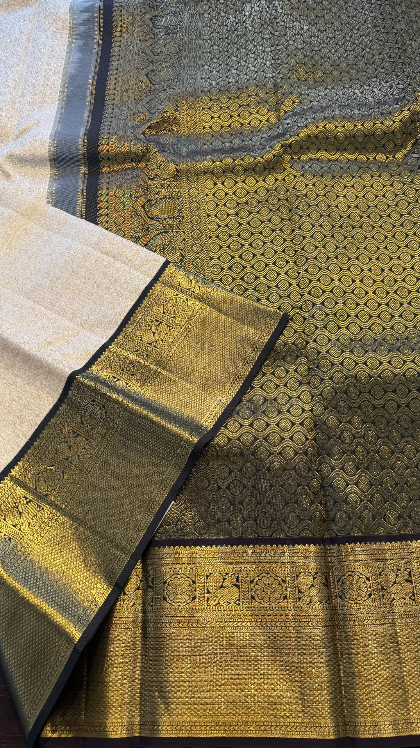 PASTEL PISTACHIO GREEN WITH CONTRAST DUAL TONE  GREEN GOLD ZARI HANDLOOM KANICHIPURAM SILK SAREE (KSS485)
