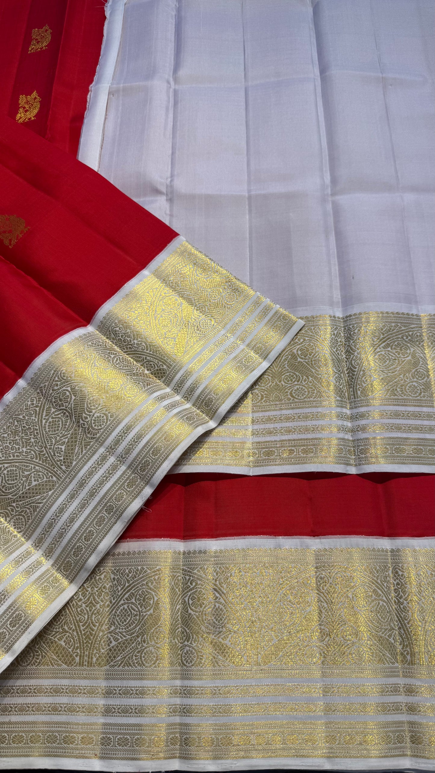 CHILI RED WITH CONTRAST WHITE GOLD ZARI HANDLOOM KANICHIPURAM SILK SAREE (KSS287)