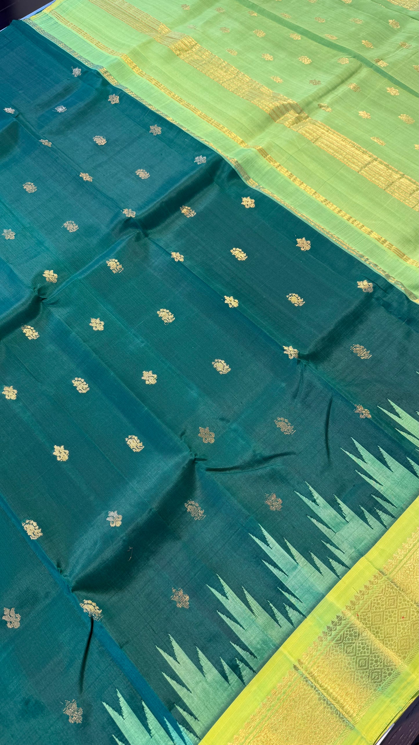 BOTTLE GREEN WITH CONTRAST BRIGHT GREEN PURE HANDLOOM KANCHIPURAM SINGLE SIDE BORDER SILK SAREE (KSSB27)