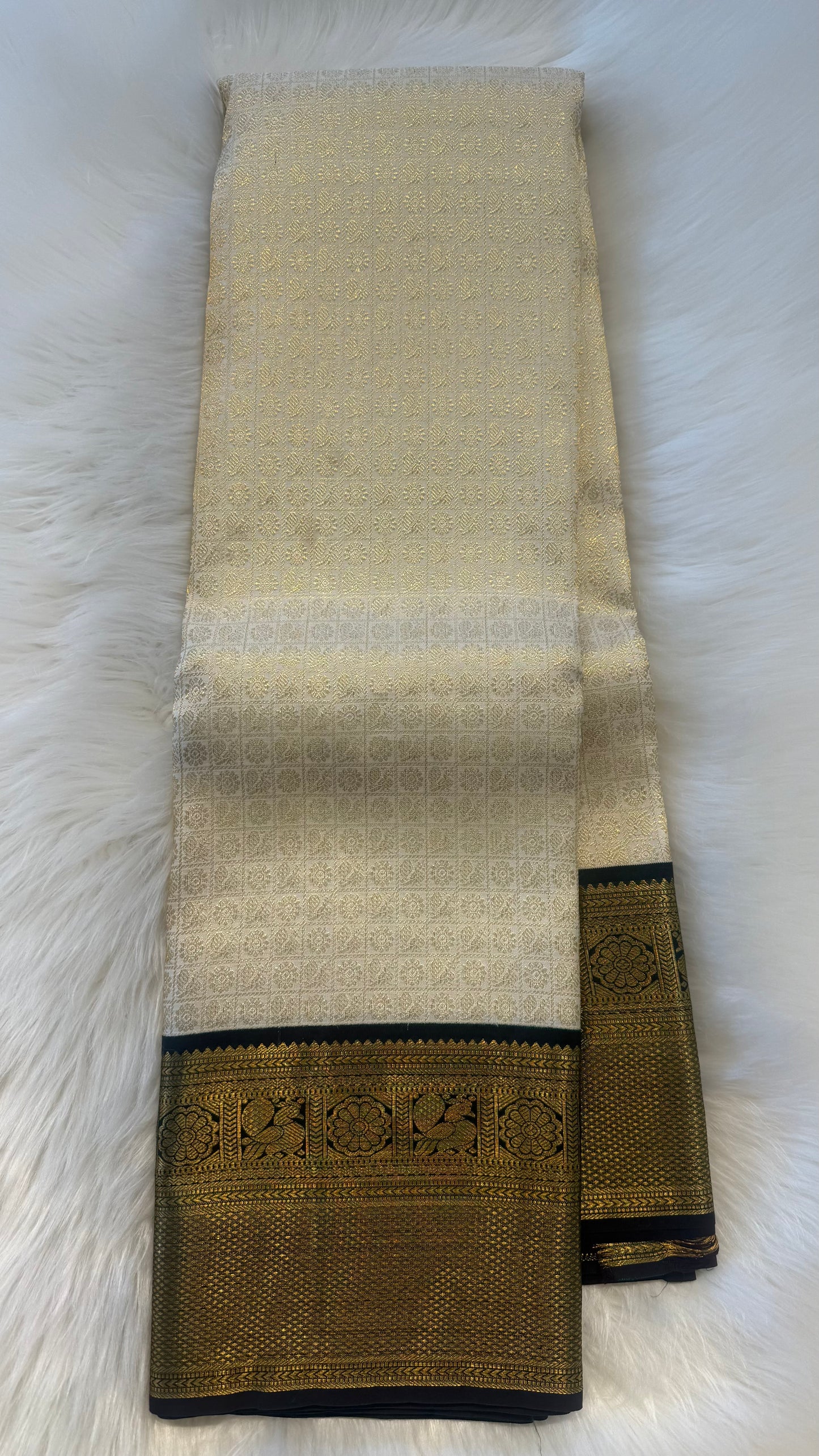 PASTEL PISTACHIO GREEN WITH CONTRAST DUAL TONE  GREEN GOLD ZARI HANDLOOM KANICHIPURAM SILK SAREE (KSS485)