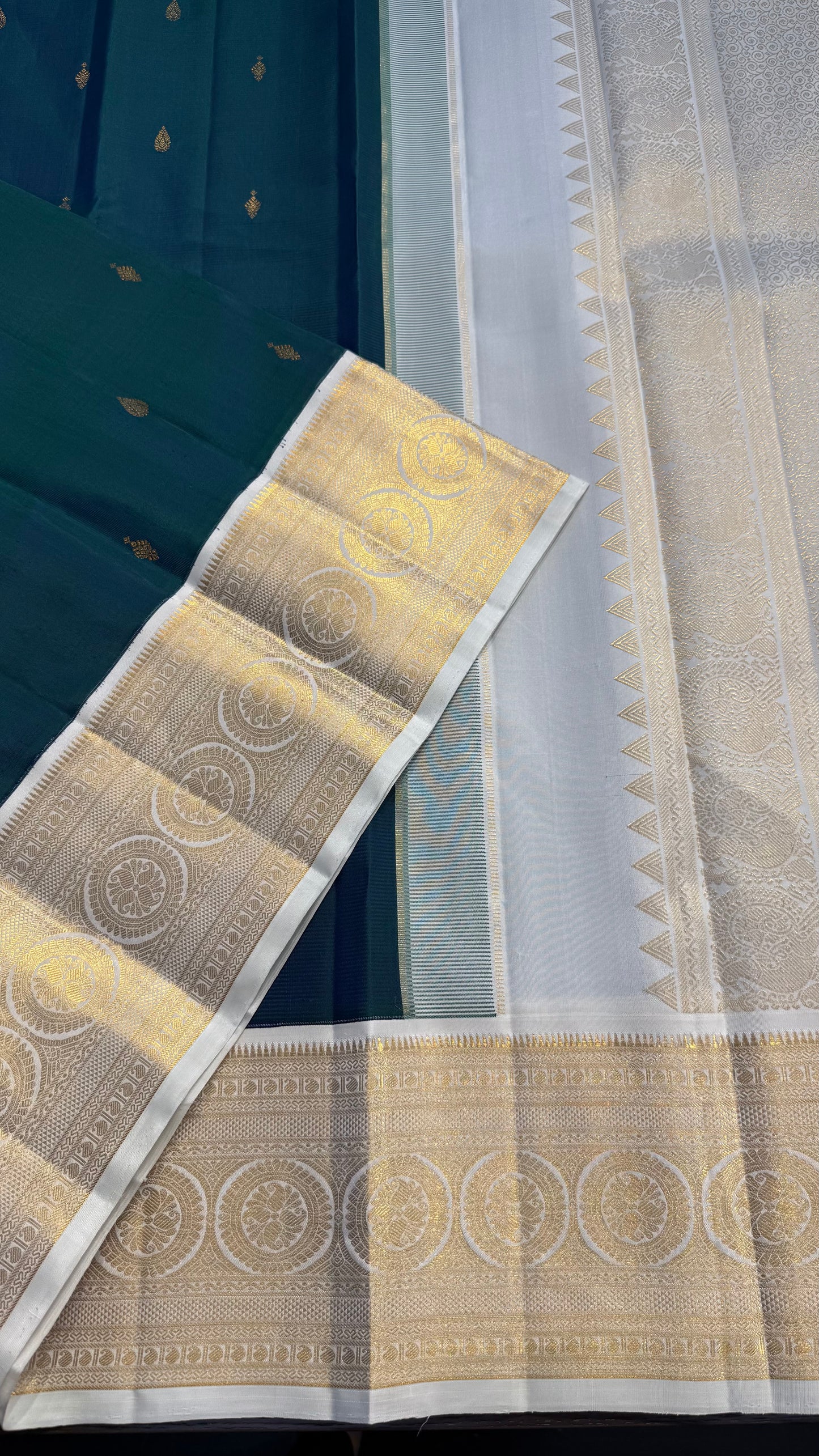 PEACOCK GREEN WITH CONTRAST WHITE GOLD ZARI HANDLOOM KANCHIPURAM SILK SAREE (KSS292)