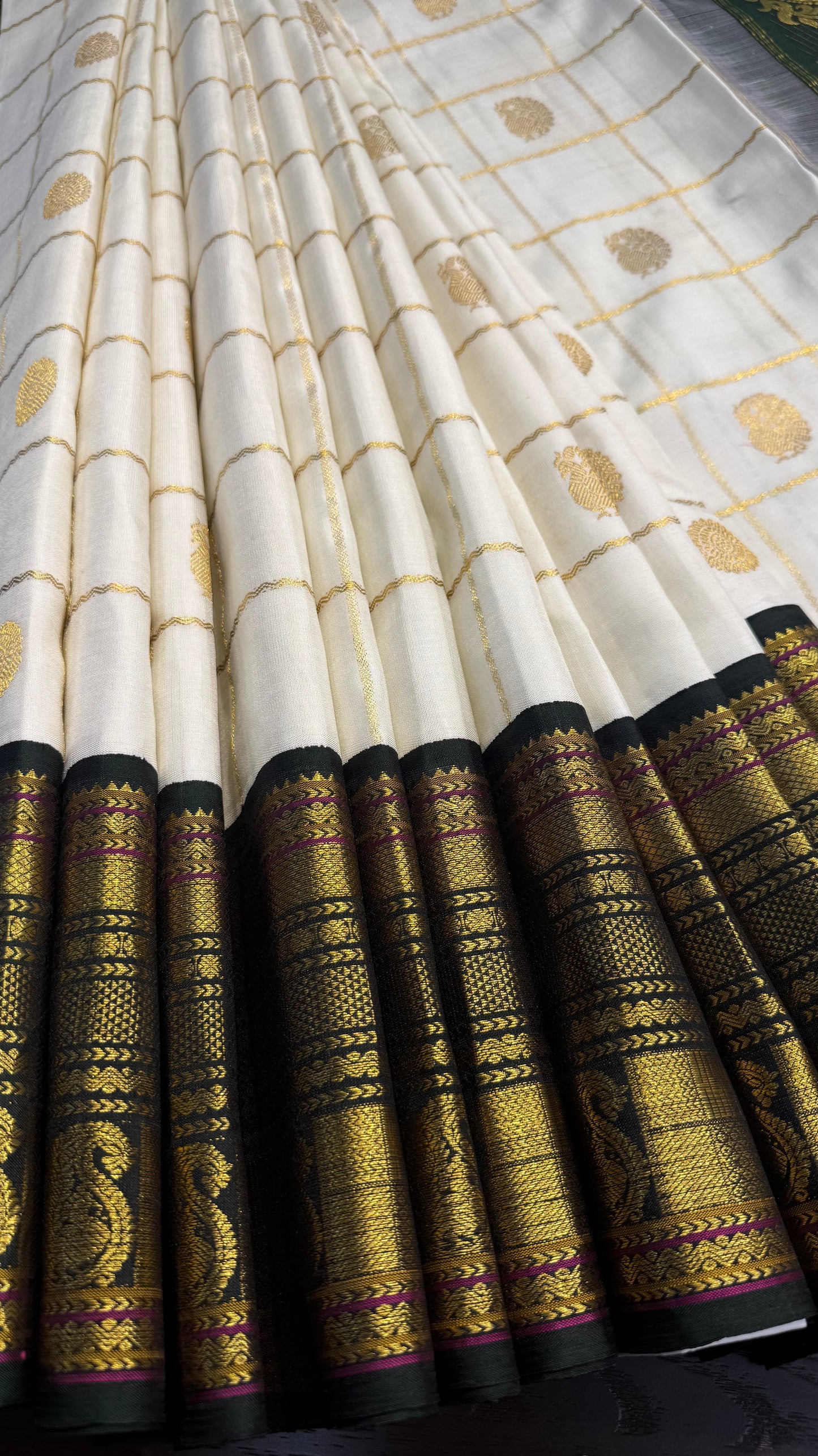 OFF WHITE CHECKED WITH CONTRAST GREEN GOLD ZARI HANDLOOM KANCHIPURAM SILK SAREE (KSS471)