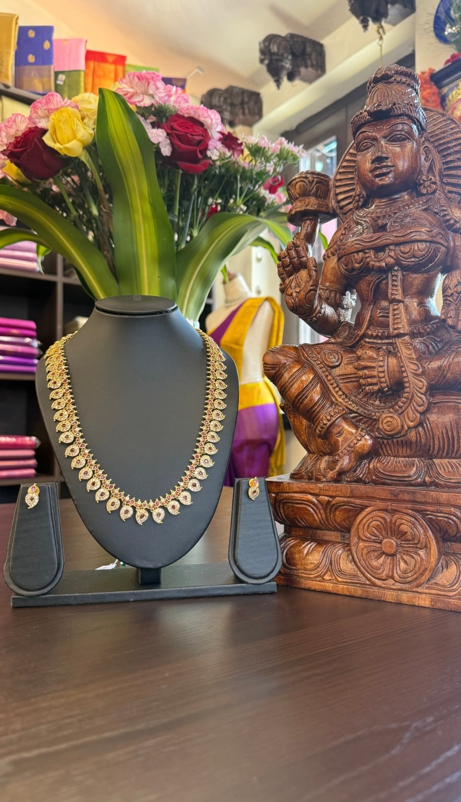 Hanvika Short Necklace Jewellery Set