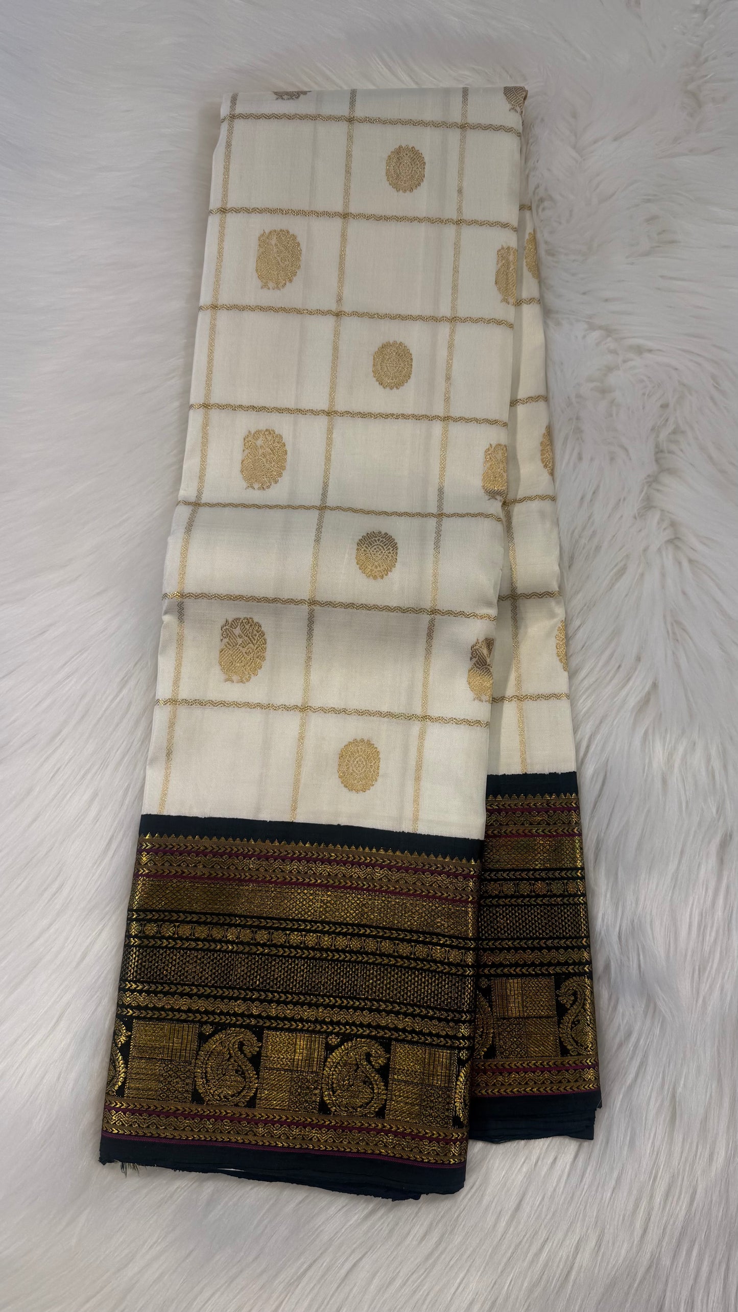 OFF WHITE CHECKED WITH CONTRAST GREEN GOLD ZARI HANDLOOM KANCHIPURAM SILK SAREE (KSS471)