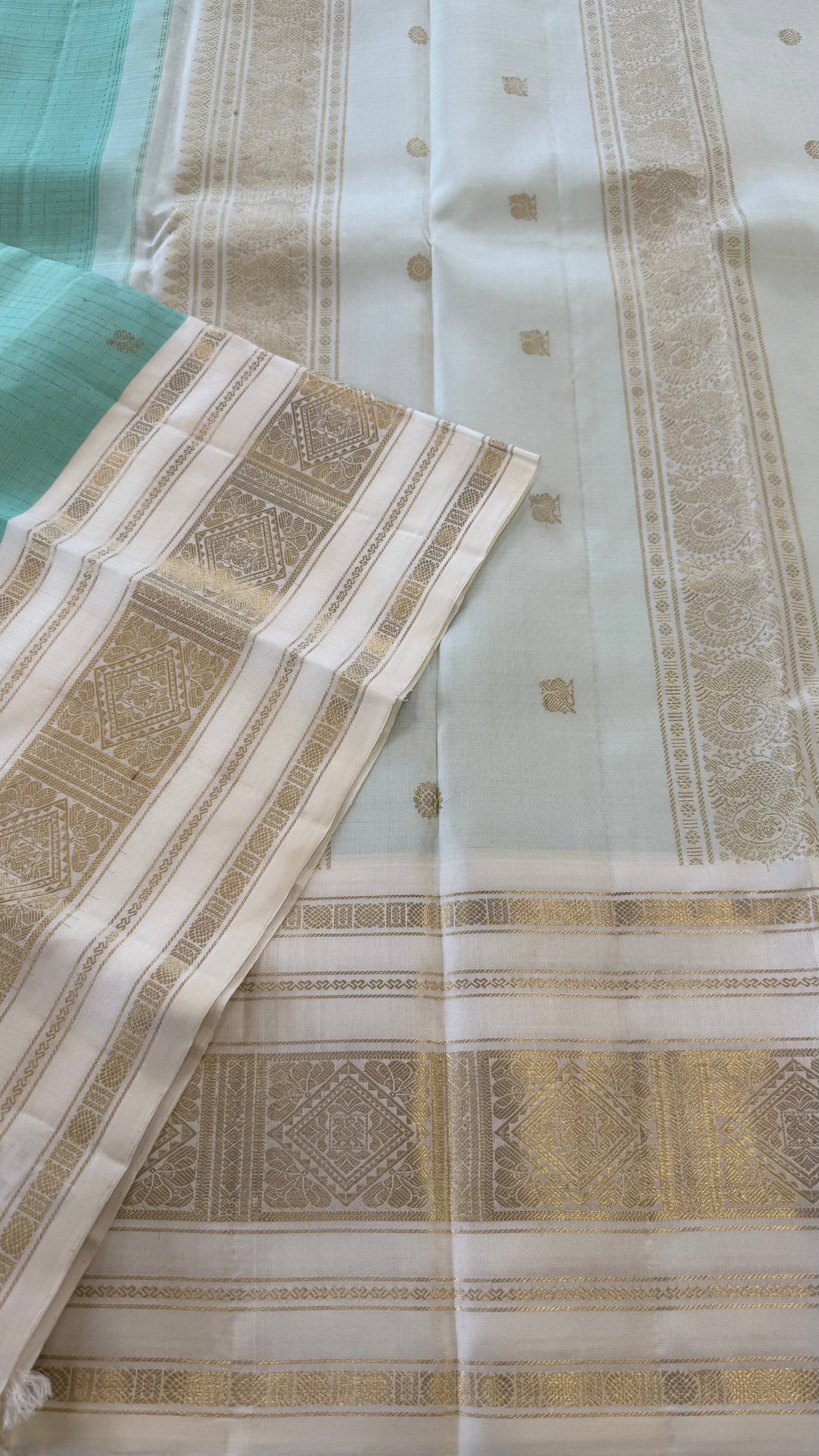 MINT GREEN WITH CONTRAST WHITE GOLD ZARI HANDLOOM KANICHIPURAM SILK SAREE (KSS202)