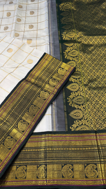 OFF WHITE CHECKED WITH CONTRAST GREEN GOLD ZARI HANDLOOM KANCHIPURAM SILK SAREE (KSS471)
