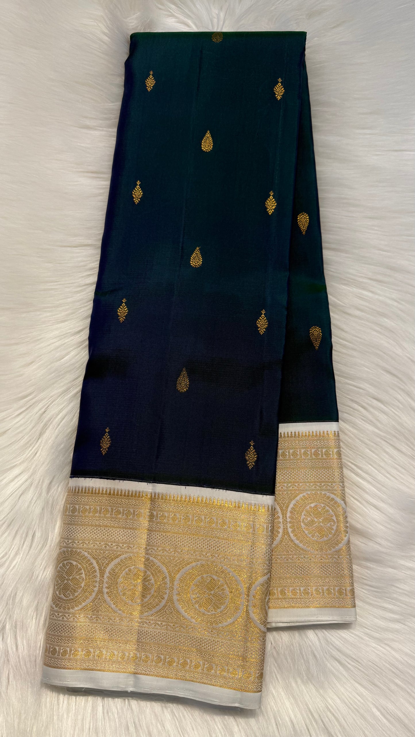 PEACOCK GREEN WITH CONTRAST WHITE GOLD ZARI HANDLOOM KANCHIPURAM SILK SAREE (KSS292)