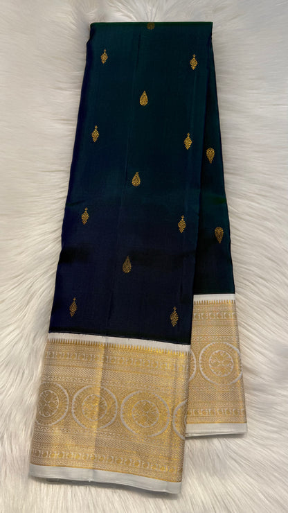 PEACOCK GREEN WITH CONTRAST WHITE GOLD ZARI HANDLOOM KANCHIPURAM SILK SAREE (KSS292)
