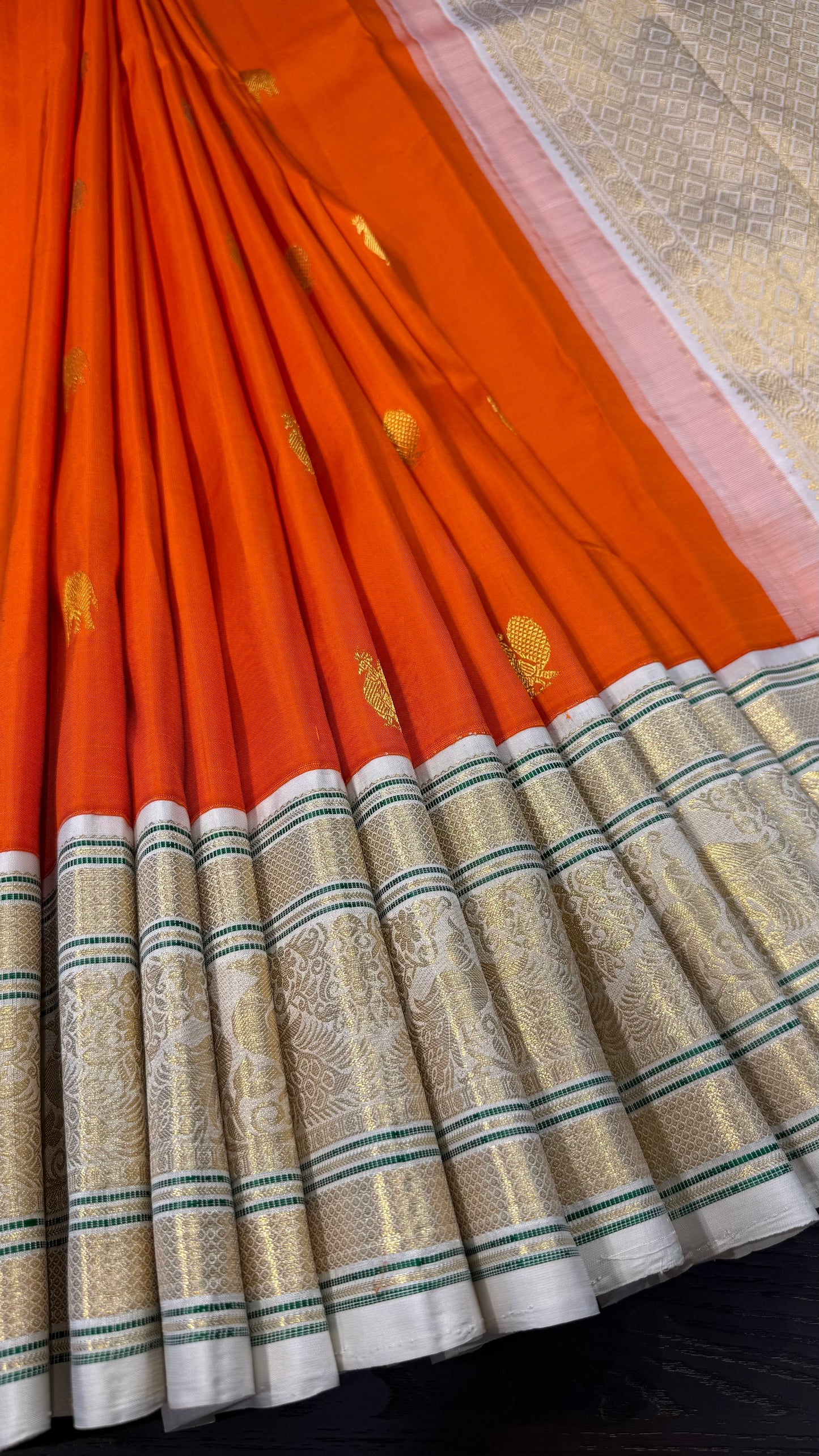 ORANGE WITH CONTRAST OFF WHITE GOLD ZARI HANDLOOM KANCHIPURAM SILK SAREE (KSS463)