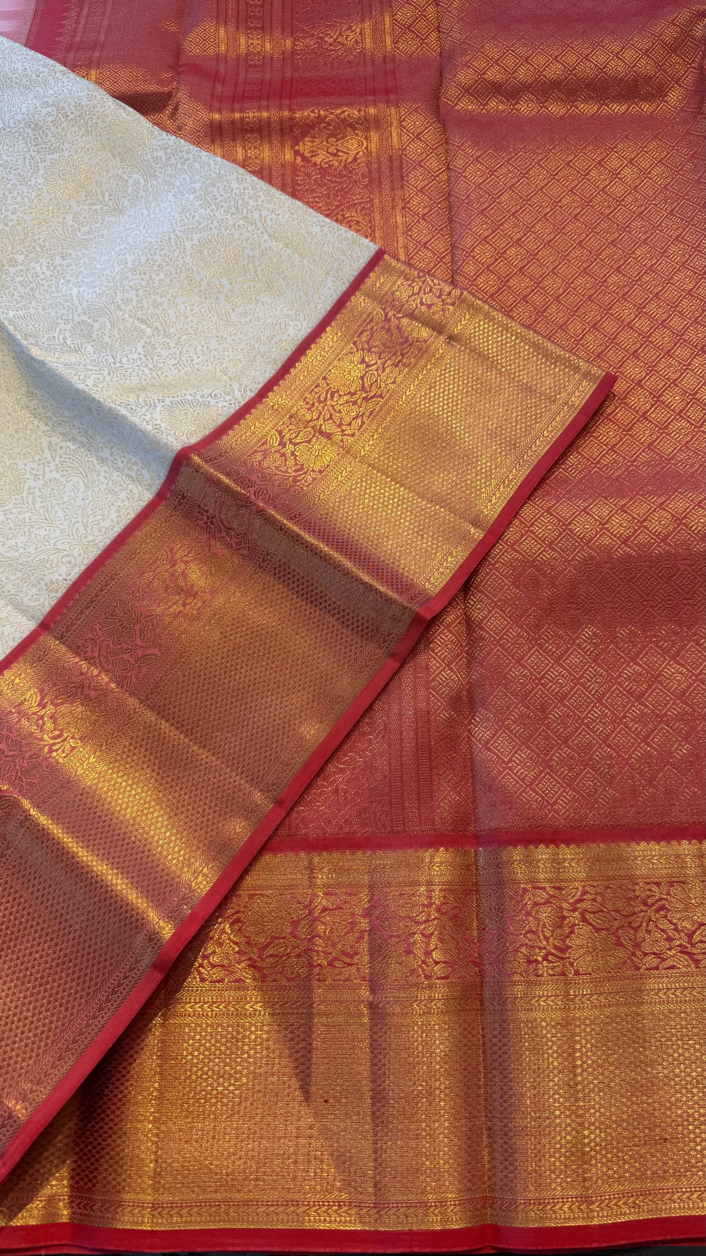 OFF WHITE CONTRAST WITH KANAKAMBARAM ZARI HANDLOOM KANCHIPURAM SILK SAREE (KSS488)