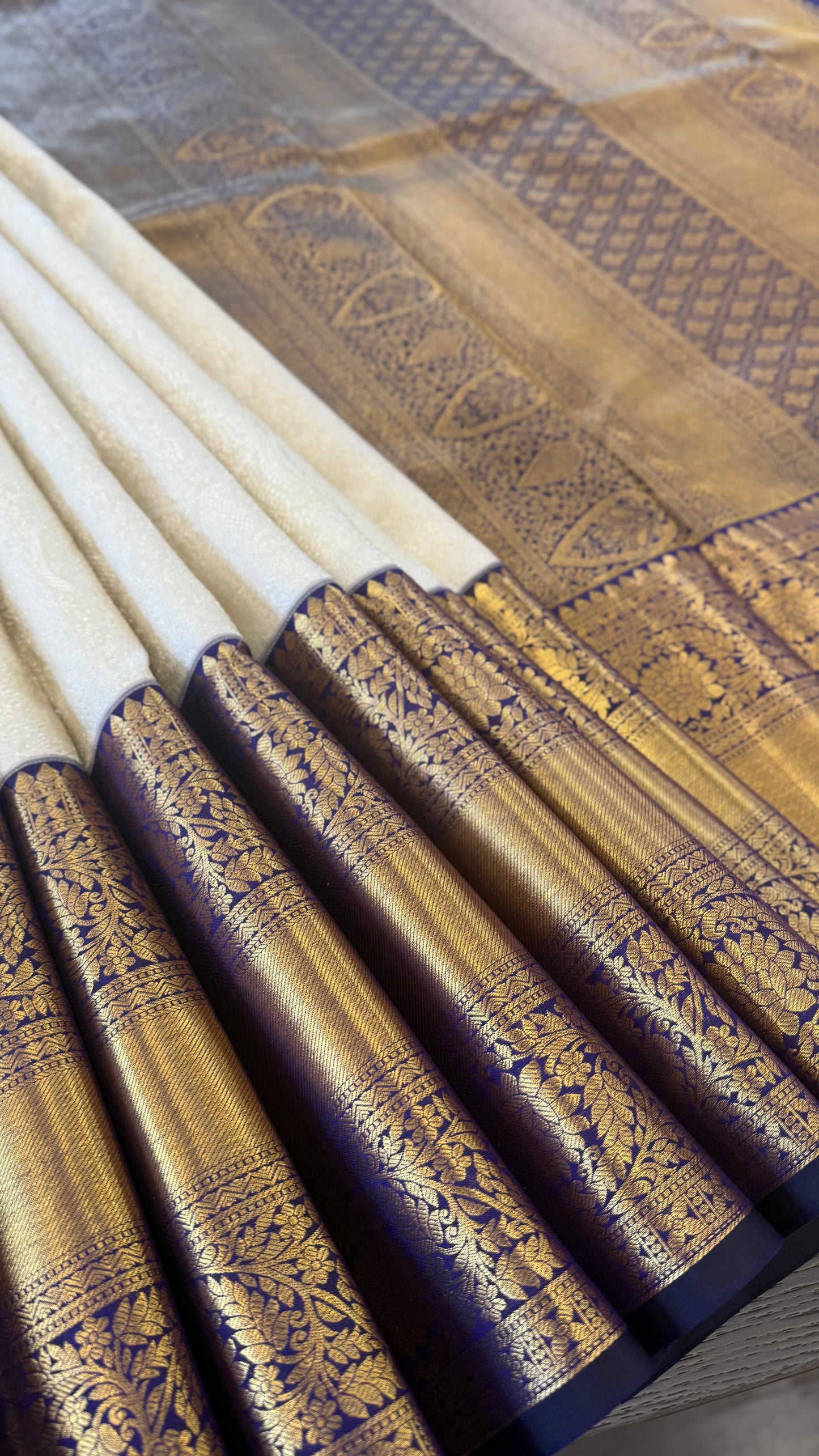 BRIDAL WHITE SILVER ZARI WITH CONTRAST INDIGO HANDLOOM KANICHIPURAM SILK SAREE (KSS136)