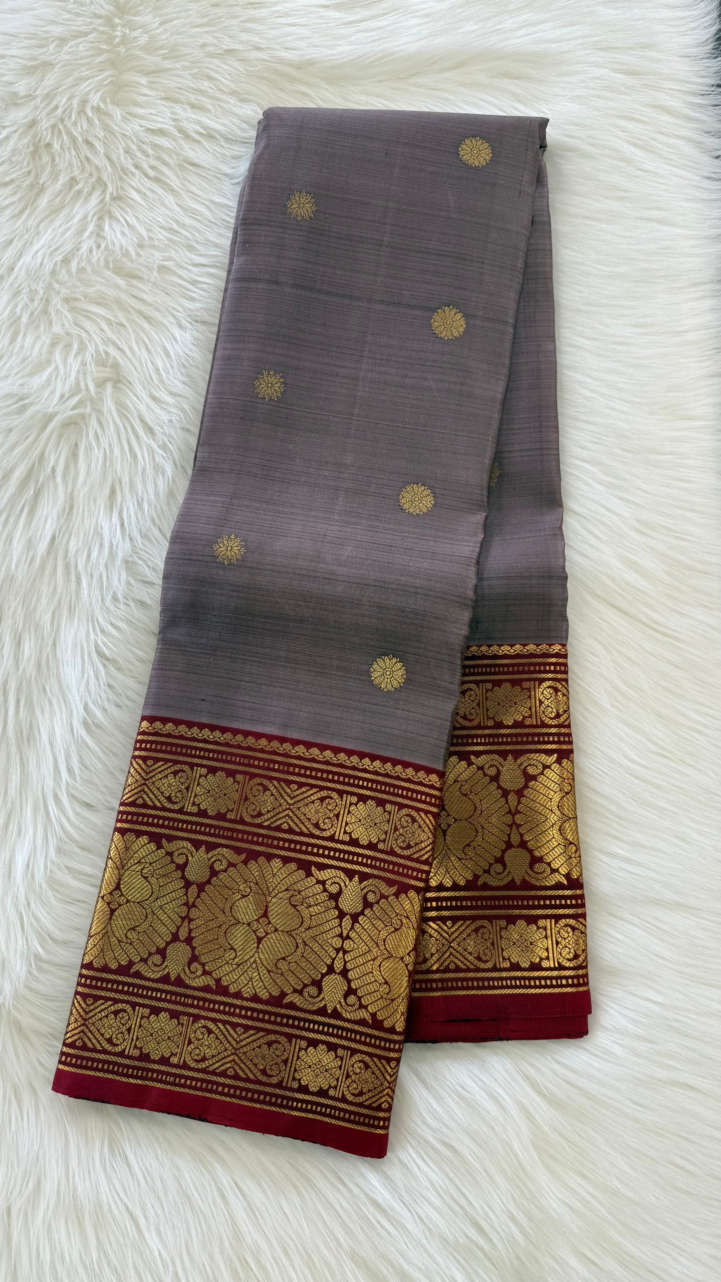 LIGHT GREY WITH CONTRAST DEEP RED GOLD ZARI HANDLOOM KANICHIPURAM SILK SAREE (KSS178)