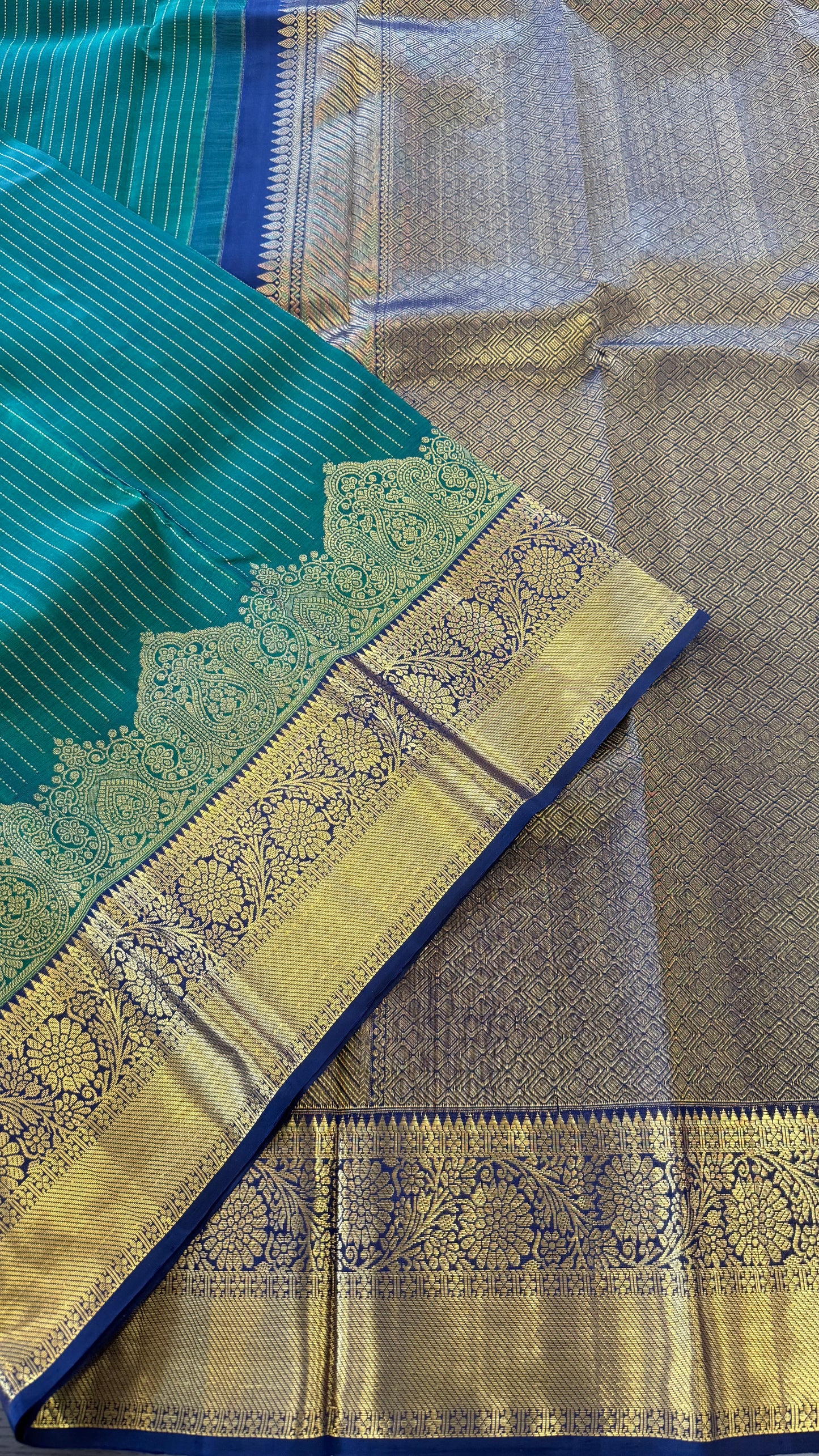 FOREST GREEN WITH CONTRAST NAVY BLUE GOLD ZARI HANDLOOM KANICHIPURAM SILK SAREE (KSS146)