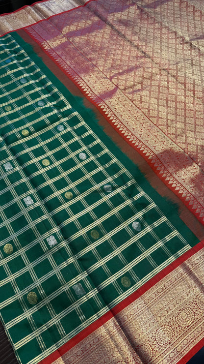 GREEN WITH RED TRADITIONAL CHECKED HANDLOOM KANCHIPURAM SILK SAREE (KSS297)