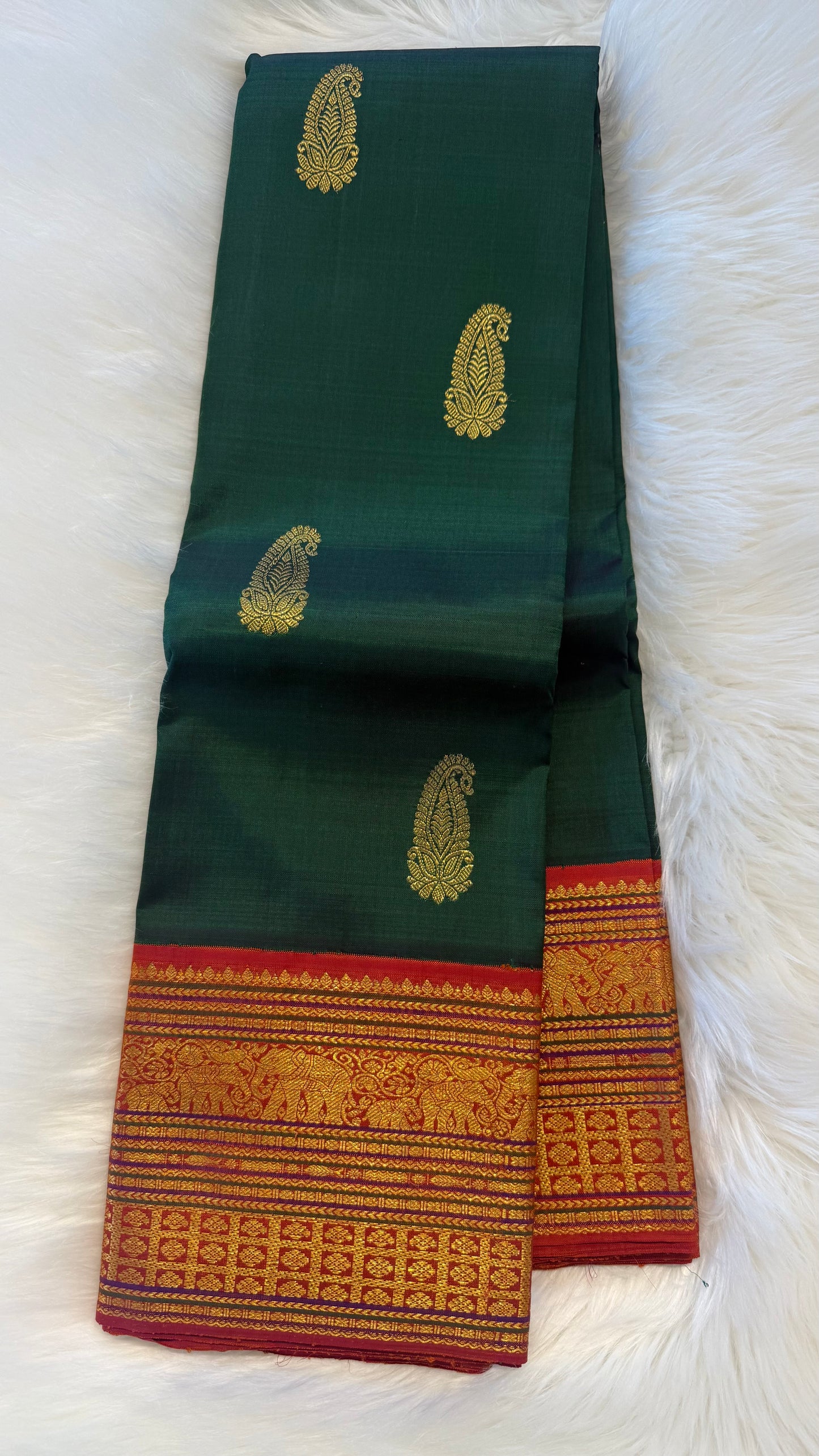 BOTTLE GREEN WITH CONTRAST KANAKABARAM GOLD ZARI HANDLOOM KANICHIPURAM SILK SAREE (KSS476)