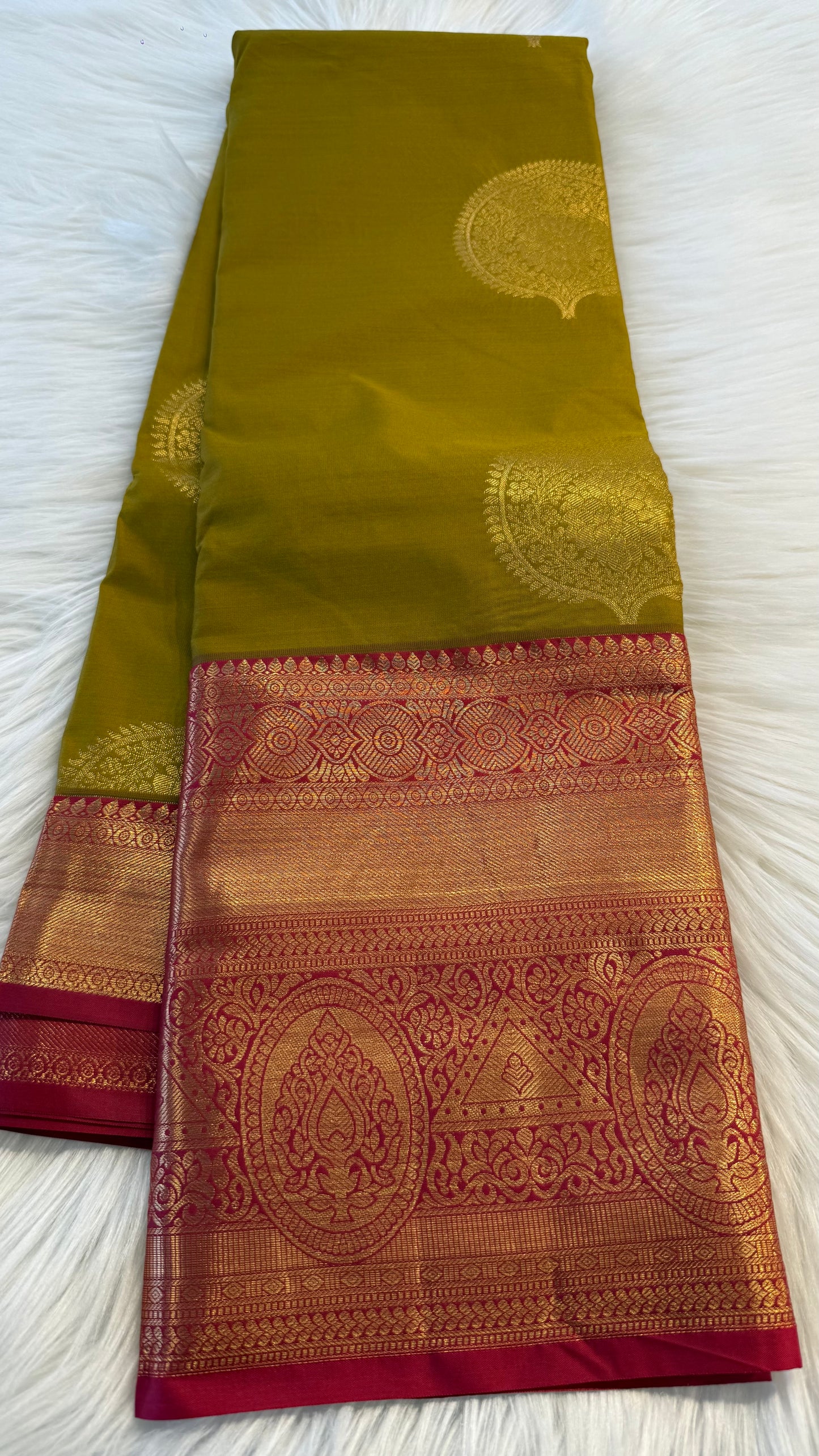 OLIVE WITH CONTRAST RED SILK KANICHIPURAM SILK SAREE (SSKS44)