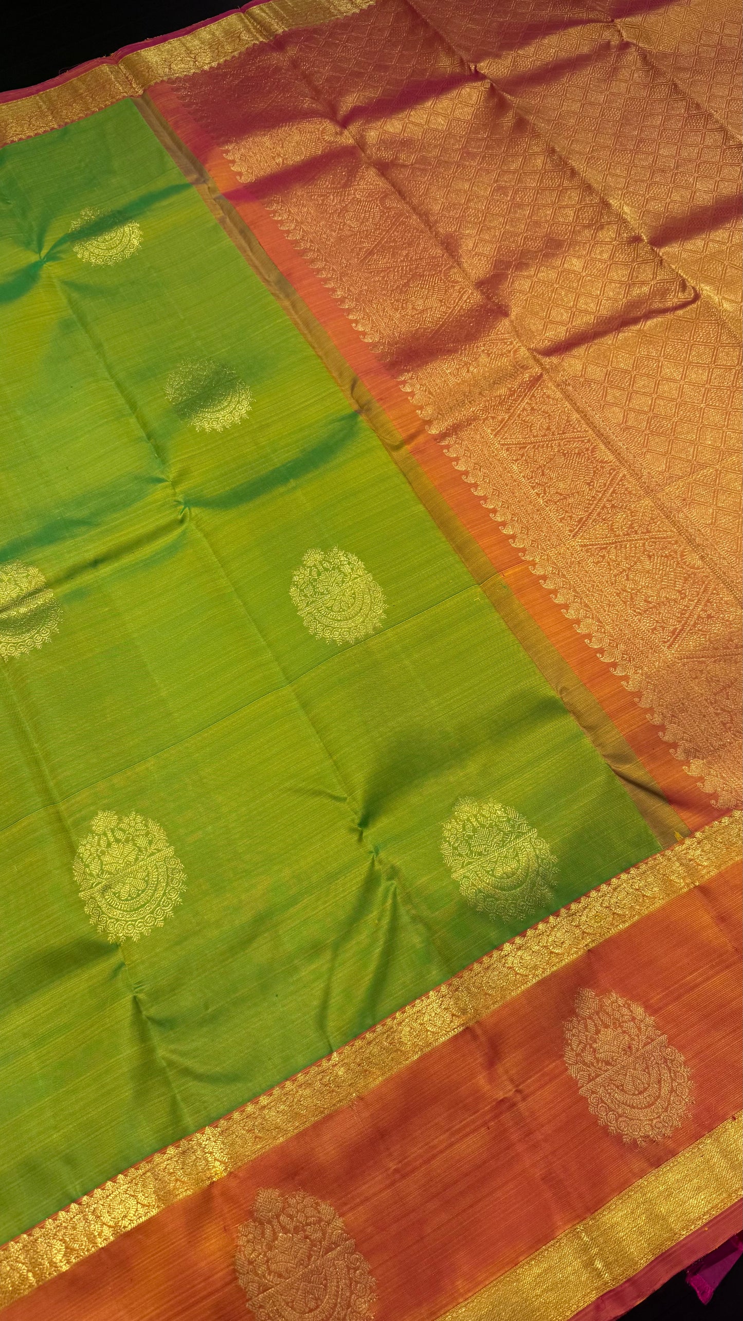 PARROT GREEN WITH DUAL TONE ORANGE CONTRAST HANDLOOM KANCHIPURAM SILK SAREE (KSS353)