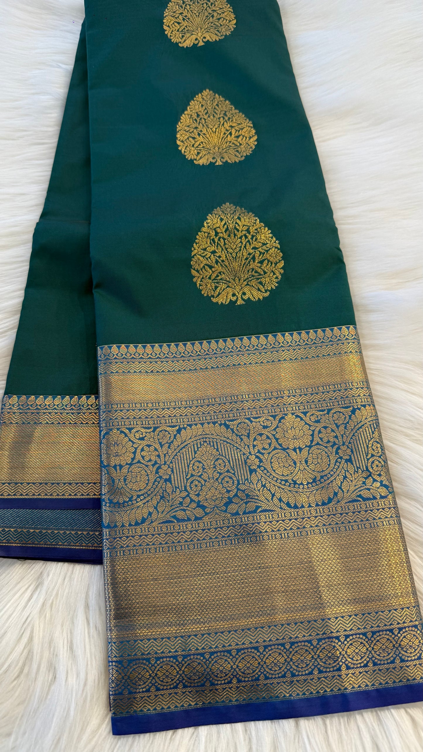 DUAL TONE GREEN WITH CONTRAST ROYAL BLUE SILK KANICHIPURAM SILK SAREE (SSKS52)