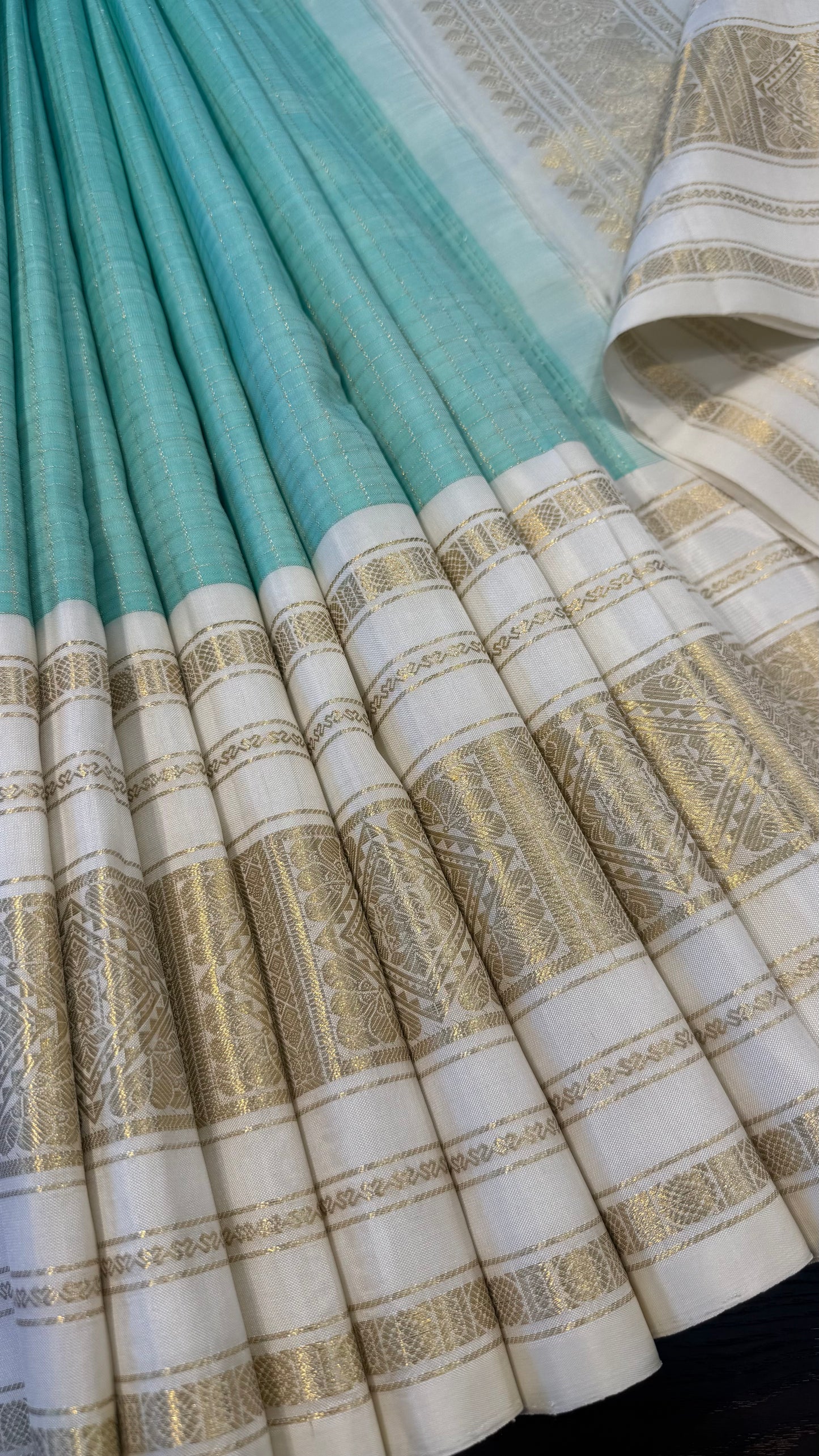 MINT GREEN WITH CONTRAST WHITE GOLD ZARI HANDLOOM KANICHIPURAM SILK SAREE (KSS202)