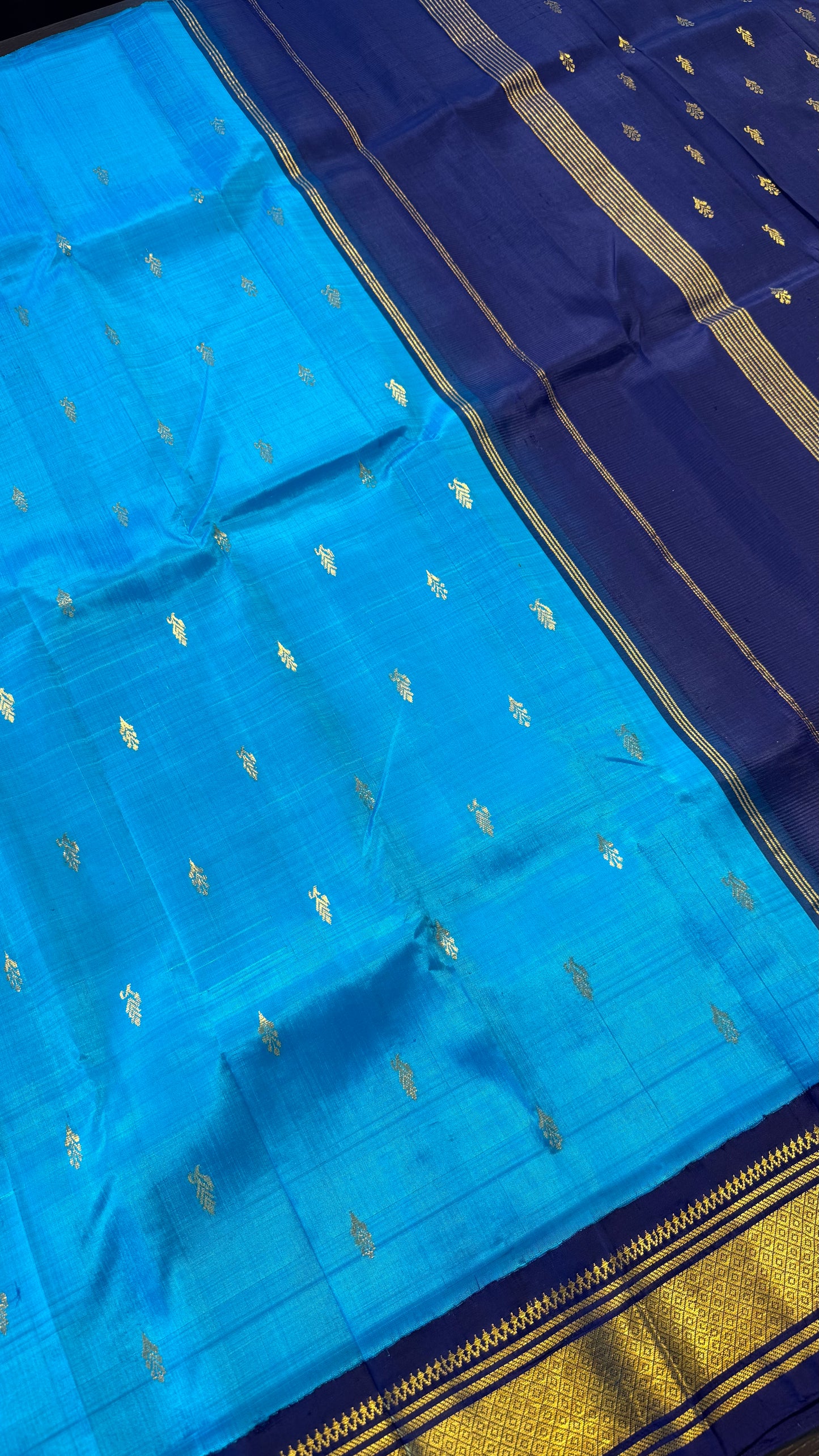 LIGHT BLUE WITH CONTRAST NAVY BLUE PURE HANDLOOM KANCHIPURAM SINGLE SIDE BORDER SILK SAREE (KSSB10)