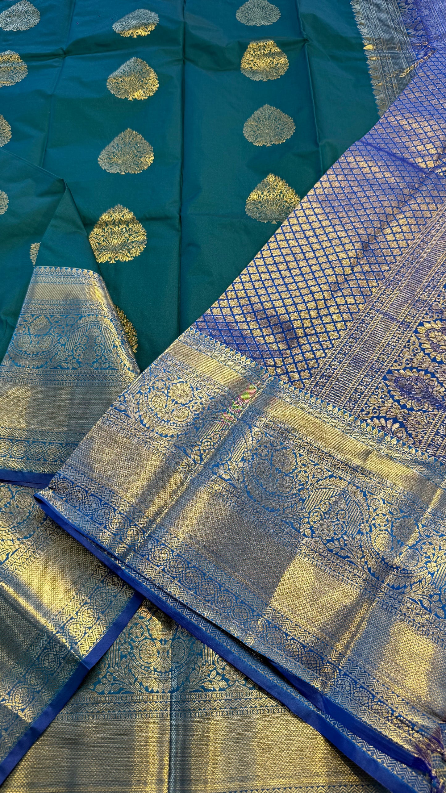 DUAL TONE GREEN WITH CONTRAST ROYAL BLUE SILK KANICHIPURAM SILK SAREE (SSKS52)