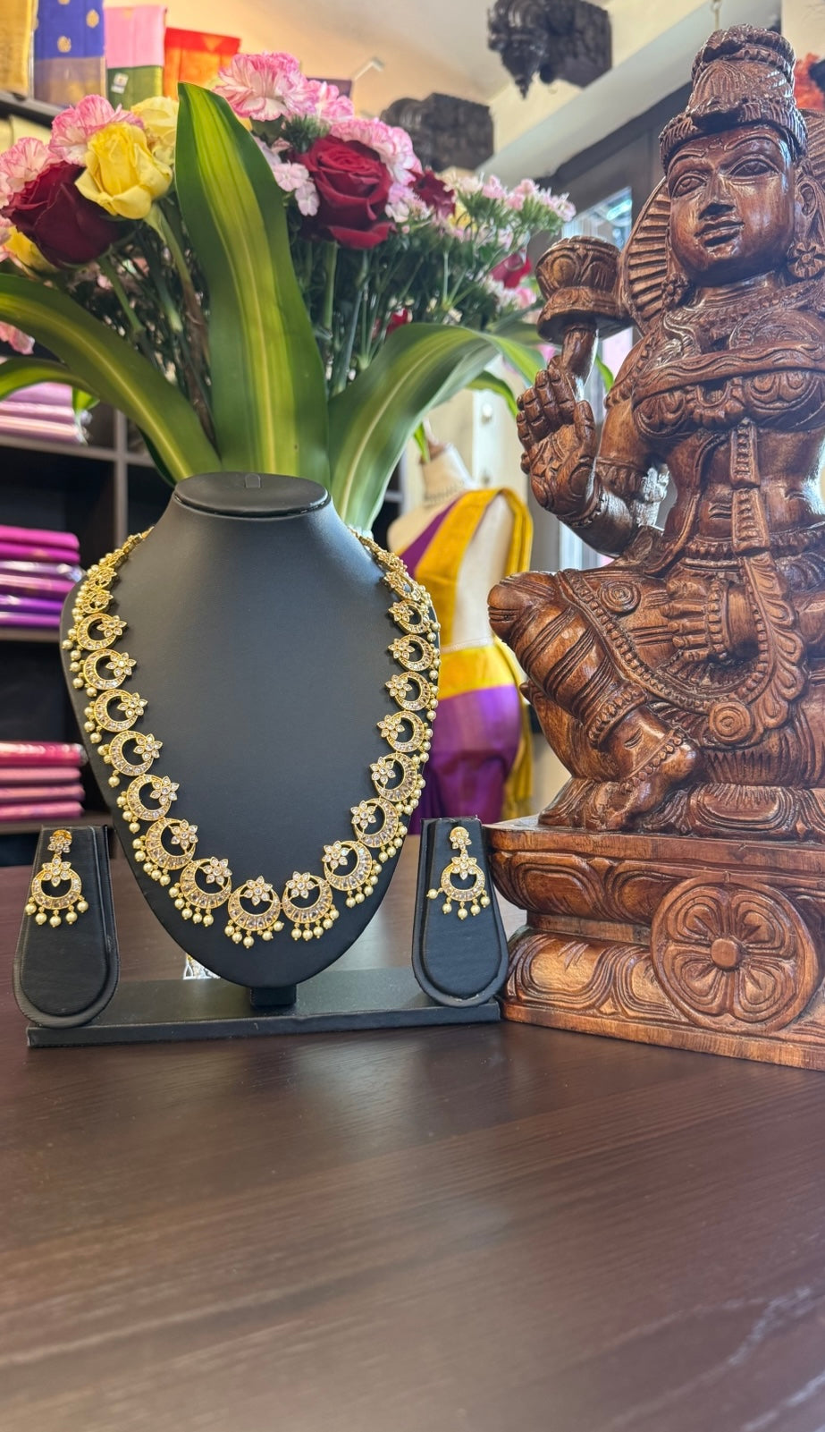 Moshika Medium Necklace Jewellery Set