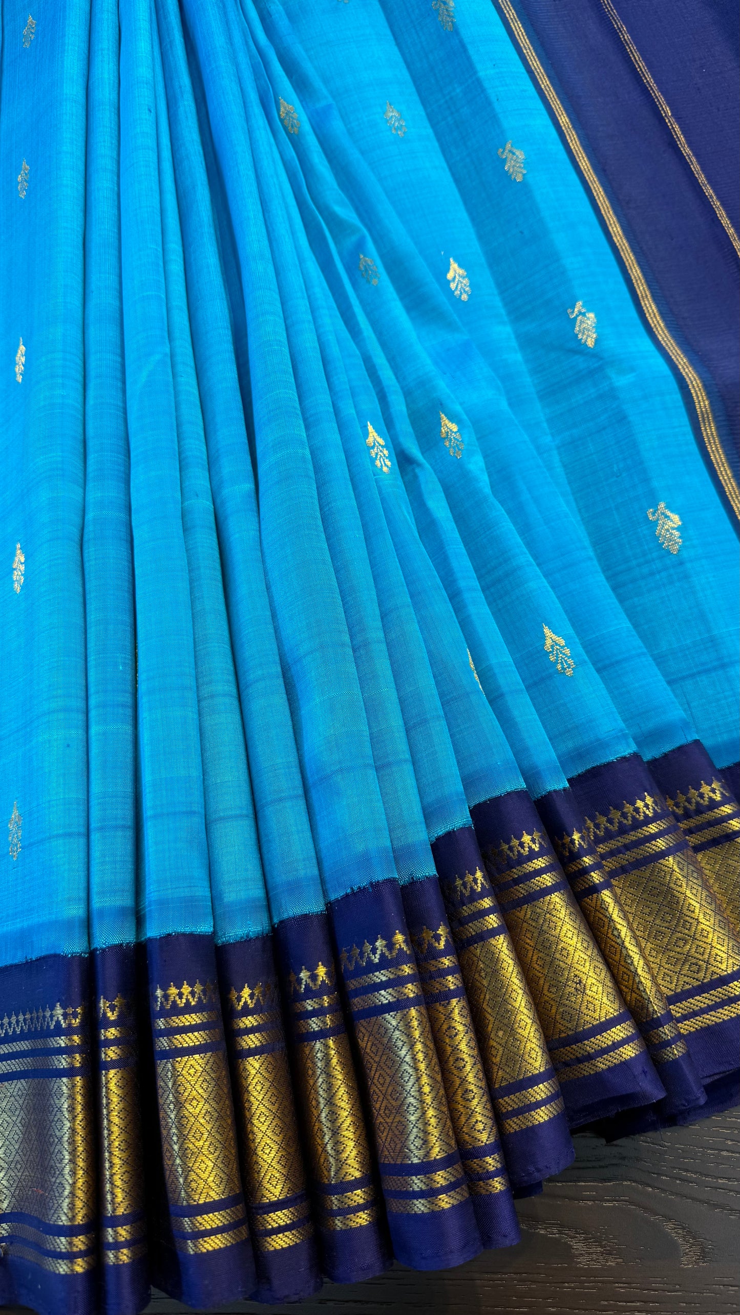 LIGHT BLUE WITH CONTRAST NAVY BLUE PURE HANDLOOM KANCHIPURAM SINGLE SIDE BORDER SILK SAREE (KSSB10)