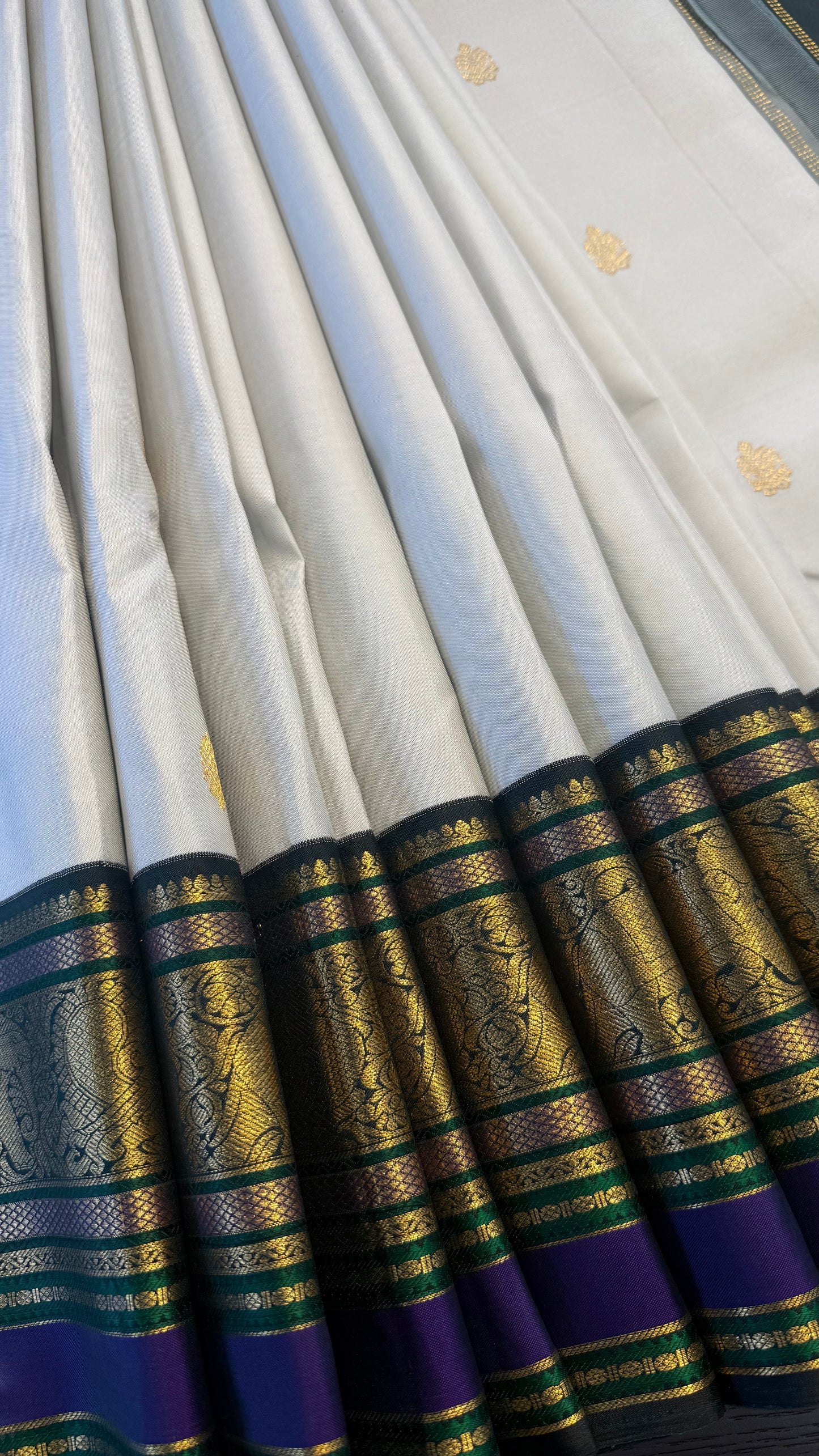 PASTEL PISTACHIO GREEN WITH CONTRAST BOTTLE GREEN GOLD ZARI HANDLOOM KANICHIPURAM SILK SAREE (KSS273)