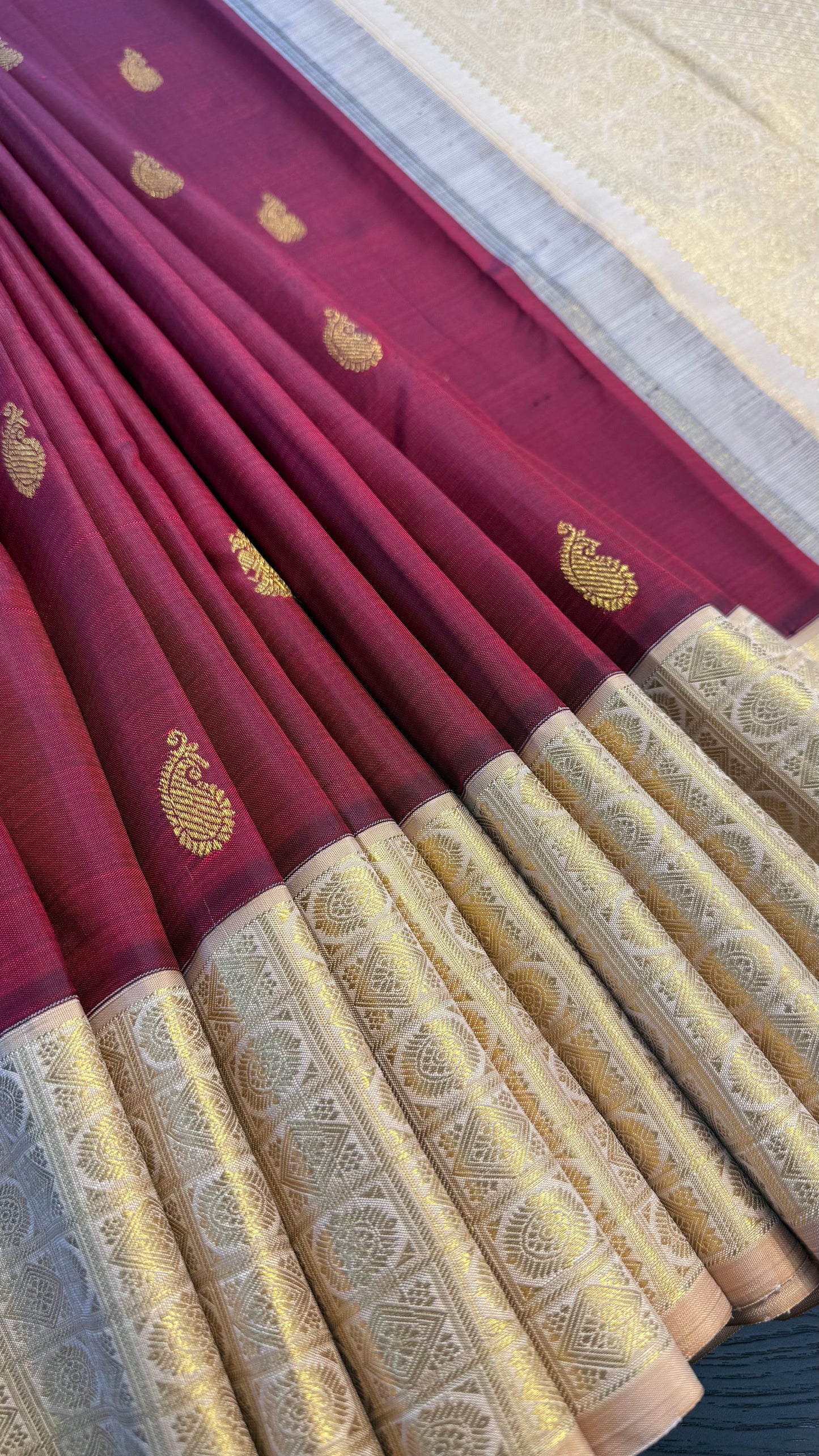 MAROON WITH CONTRAST BEIGE GOLD ZARI HANDLOOM KANICHIPURAM SILK SAREE (KSS264)