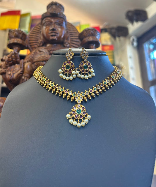 Vamika Chocker Set
