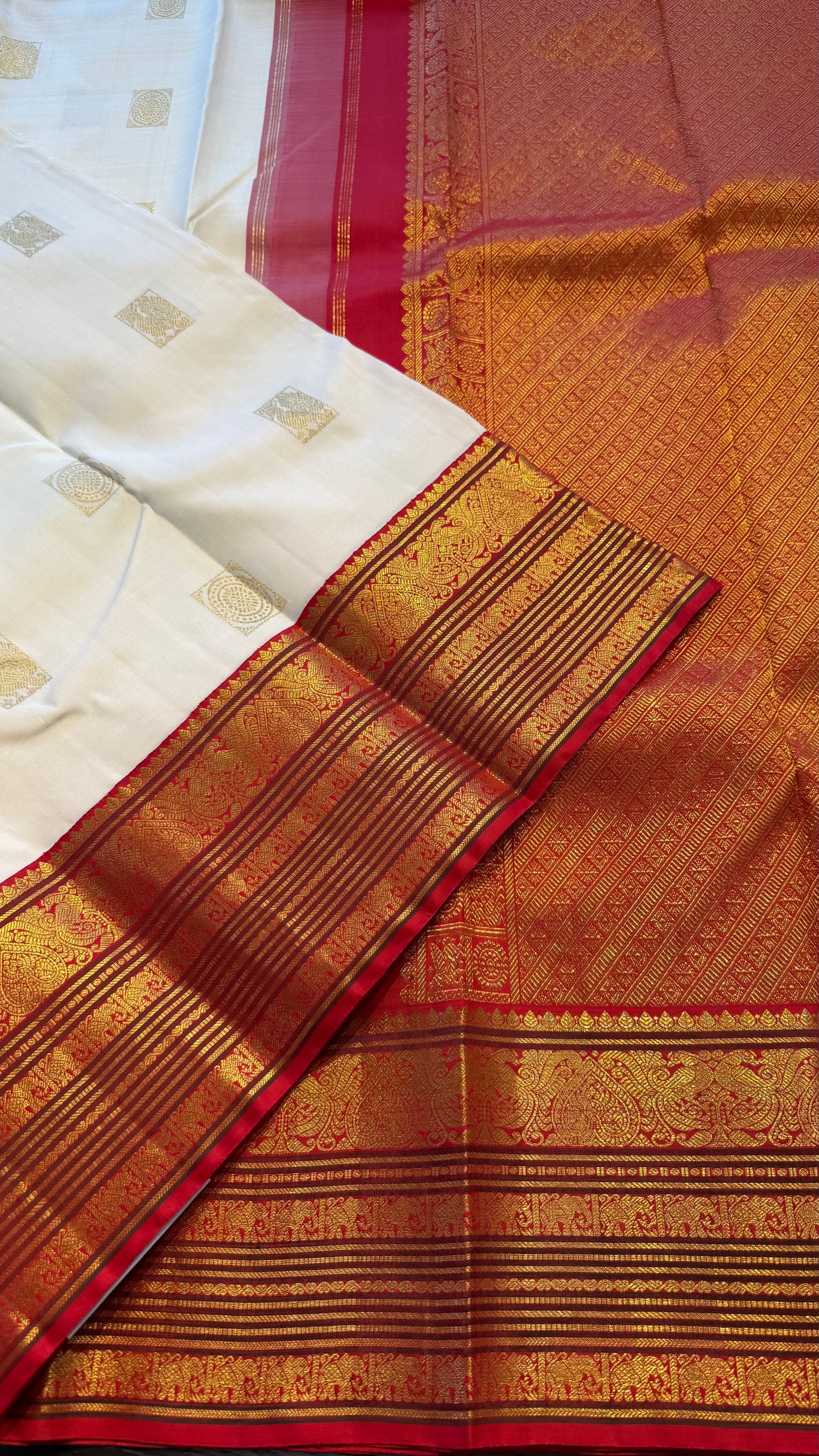 OFF WHITE WITH CONTRAST RED GOLD ZARI HANDLOOM KANCHIPURAM SILK SAREE (KSS475)