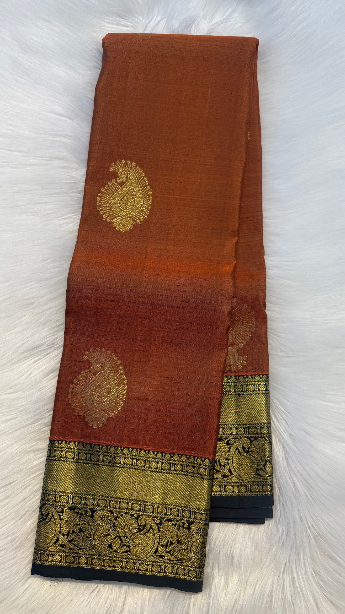 RUST WITH CONTRAST GREEN GOLD ZARI HANDLOOM KANCHIPURAM SILK SAREE (KSS366)
