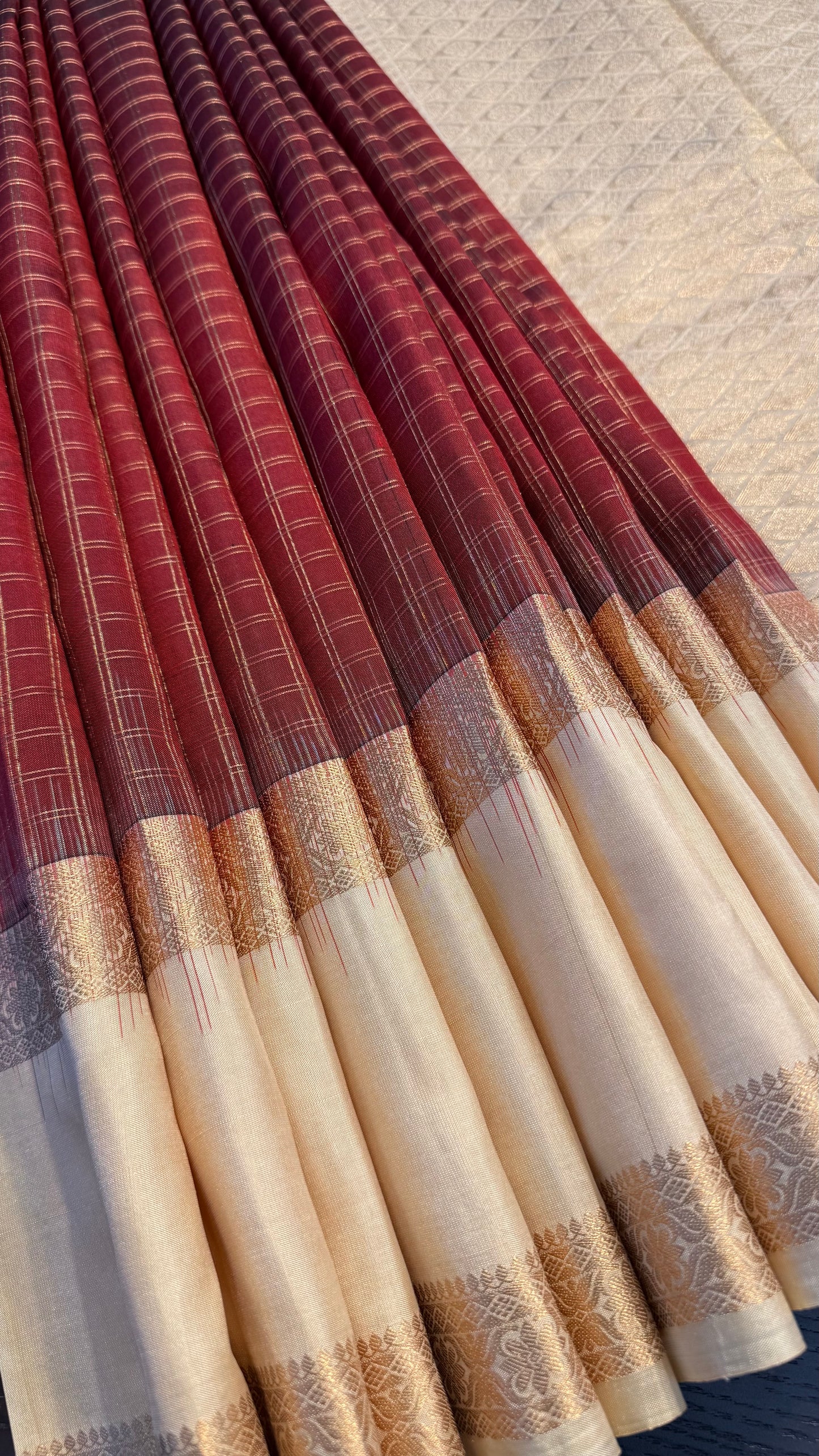 MAROON CHECKED WITH CONTRAST CREAM RETTAI PETTA GOLD ZARI HANDLOOM KANICHIPURAM SILK SAREE (KSS272)