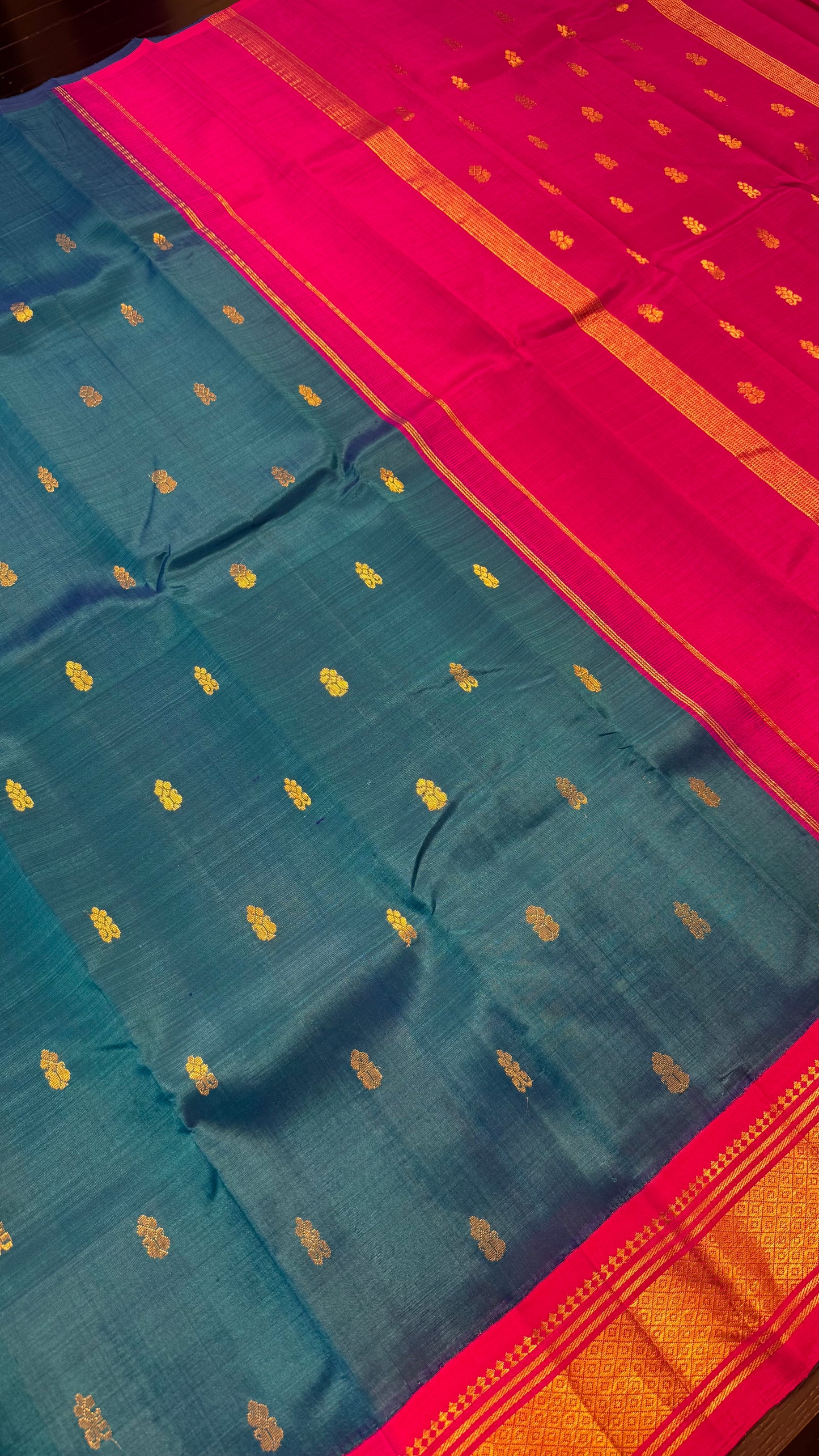 PEACOCK BLUE WITH CONTRAST HOT PINK PURE HANDLOOM KANCHIPURAM SINGLE SIDE BORDER SILK SAREE (KSSB11)
