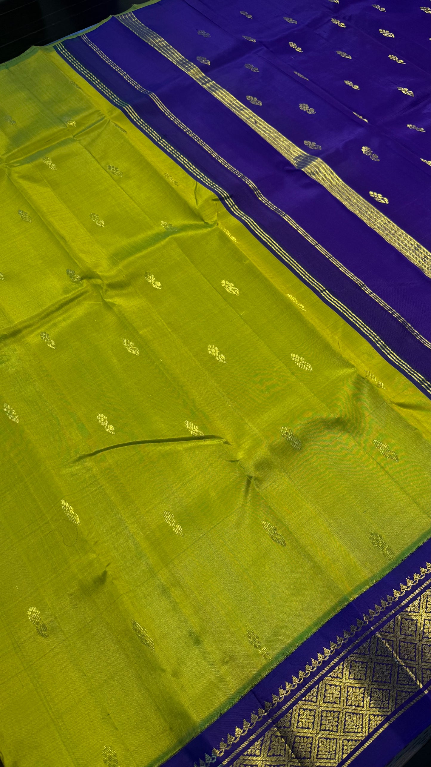GREEN WITH CONTRAST PURPLE PURE HANDLOOM KANCHIPURAM SINGLE SIDE BORDER SILK SAREE (KSSB12)