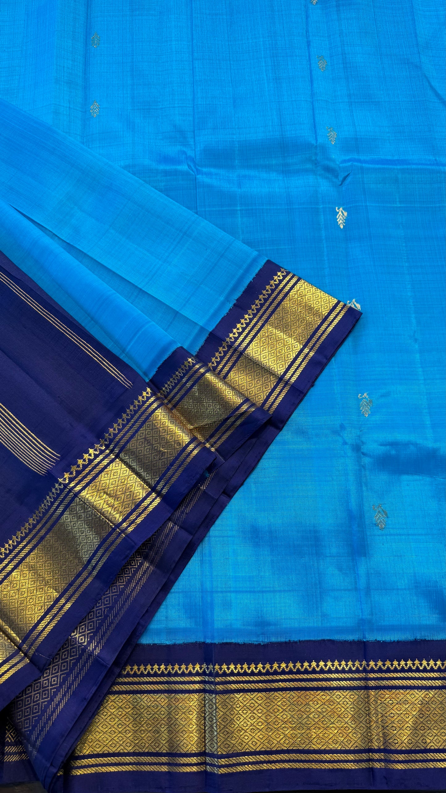 LIGHT BLUE WITH CONTRAST NAVY BLUE PURE HANDLOOM KANCHIPURAM SINGLE SIDE BORDER SILK SAREE (KSSB10)