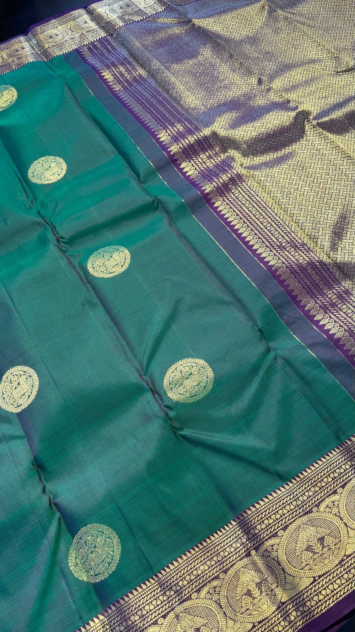 GREEN WITH CONTRATS PURPLE GOLD ZARI HANDLOOM KANCHIPURAM SILK SAREE (KSS438)