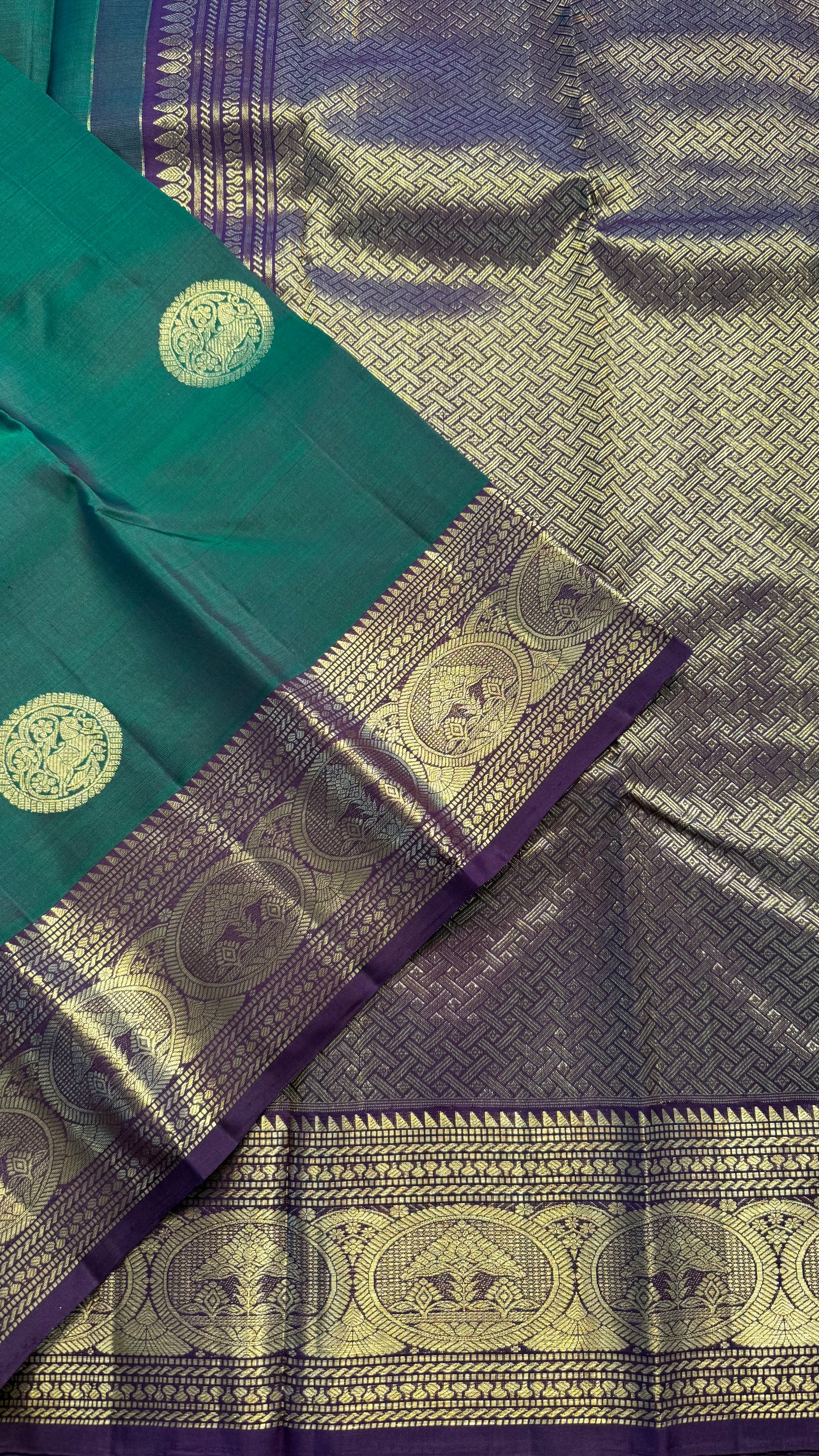 GREEN WITH CONTRATS PURPLE GOLD ZARI HANDLOOM KANCHIPURAM SILK SAREE (KSS438)