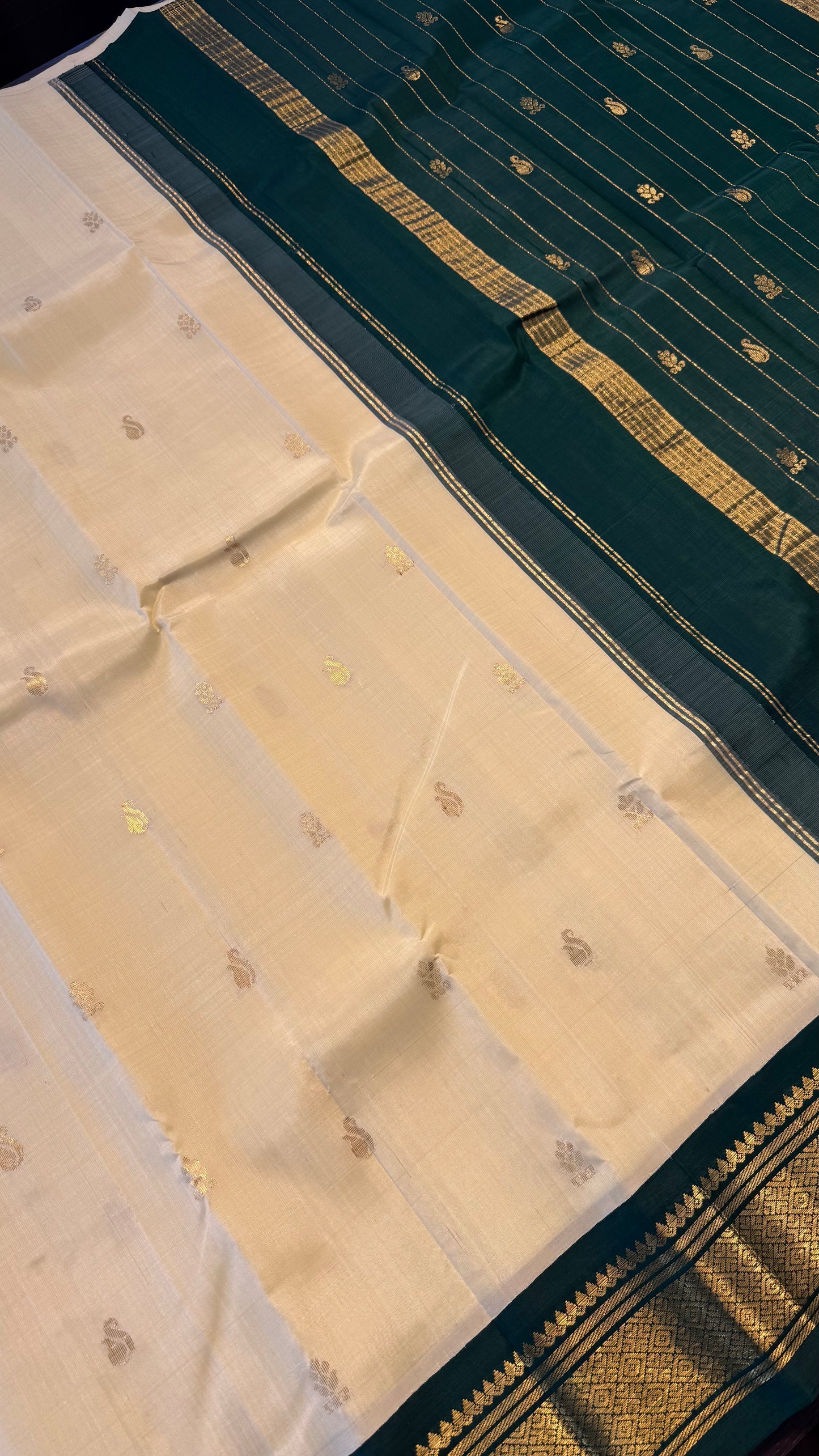CREAM WITH CONTRAST GREEN PURE HANDLOOM KANCHIPURAM SINGLE SIDE BORDER SILK SAREE (KSSB06)